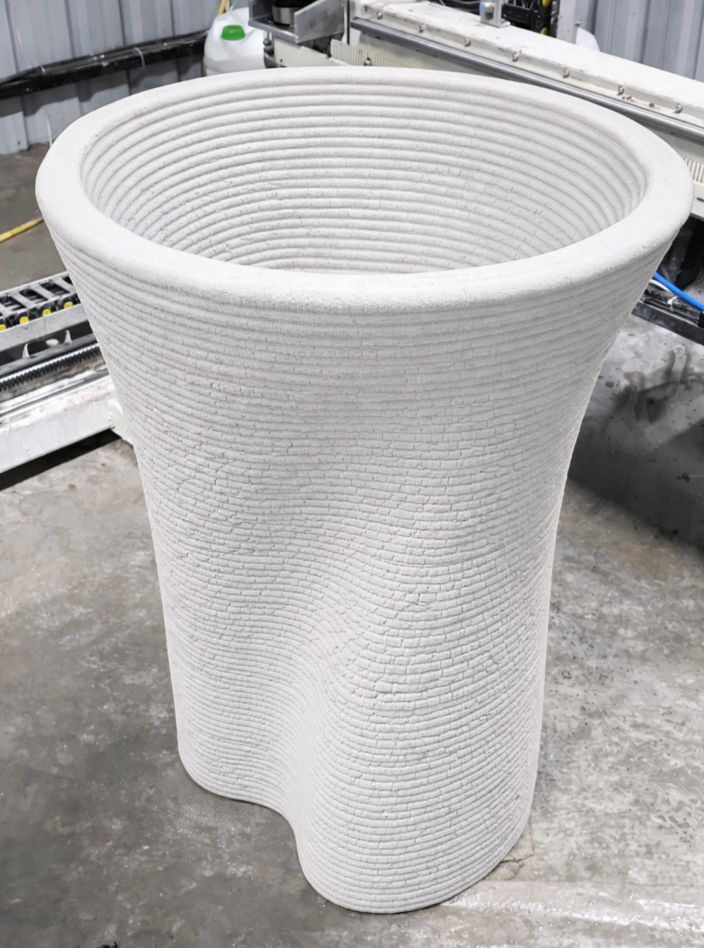The material follows a twisted path in the lower section,
then gradually transitions into a circular trajectory
toward the upper layers.
This shift creates a smooth geometric evolution
from torsional motion to concentric layering,
while maintaining consistent layer spacing
and surface continuity.
#3dconcreteprinting
#twistedgeometry
#circularpath
#layeredmanufacturing
#freeformdesign
#roboticfabrication