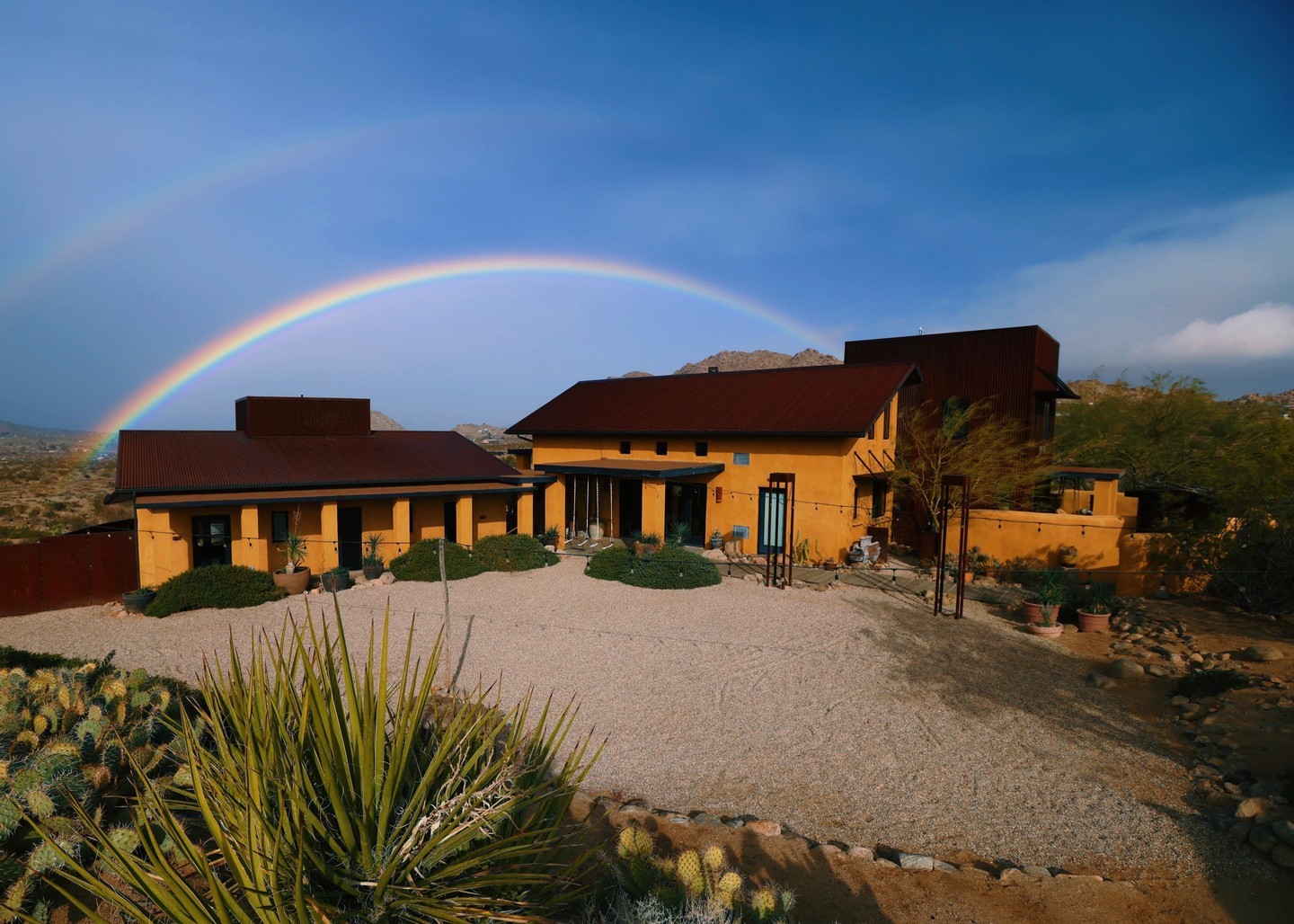 Photos fail to capture just how beautiful the rainbow was over Joshua Tree last Tuesday before the much-needed rainstorm rolled in!
•
•
#SacredSands #SacredSandsJoshuaTree #JoshuaTree #JoshuaTreeCalifornia #JoshuaTreeNP #DesertVibes #DesertLife #DesertLandscapes #DesertViews #bohodecor #bohochicstyle #BoutiqueHotel #joshuatreehotel #joshuatreeairbnb #joshuatreevibes #joshuatreestyle #MojaveDesert #ArtistRetreat #ResetYourMind #romanticgetaway #coupleswhotravel #DesertChic #DesertOasis #MountainView #MountainViews #rainbow #doublerainbow