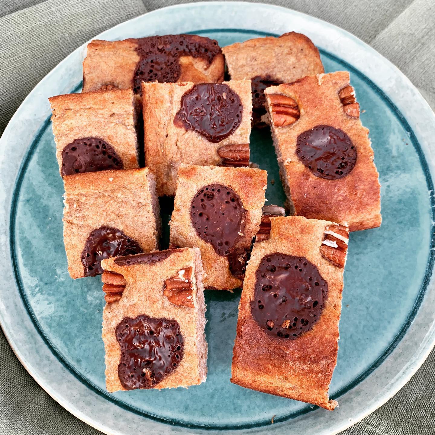 BANANA CAKE
I’d like to share with you this simple banana cake recipe as this is something I make pretty much every week as quick and healthy snack 😋
Ingredients:
- 4 ripen banana, smashed
- 2 eggs
- 2 cups flour (any - today I used almond and spelt
- 1 tbsp allspice
- 1 tsp ginger powder
- 1 tsp cinnamon
For the topping
- Few pecans or any nuts
- Few 💯 cocoa buttons (or chocolate buttons for sweeter tooth)
Method:
- Mix everything together minus the toppings
- Add the toppings
- Bake for 20-25 mins at 180C
#bananabread #banana #vegetarianrecipes #homemade #treat #treatyourself #cocoa #food #foodie #foodphotography #healthylifestyle #healthyfood #healthyeating #nourish #sweettreats #nutrition #nutritionist #naturopath #london🇬🇧 #italy #eatrainbow #cleaneating #boostyourimmunesystem #zerosugar #warmingfood #naturalgoodness