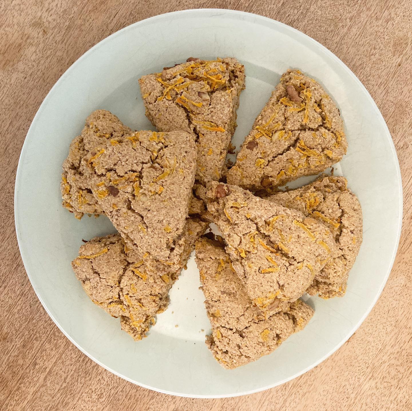 One of my favourite baking staples - oat flour! 🌾
I grind up oats in food processor until they’re a nice fine powder. They substitute pretty well for regular flour, espeically in things like muffins / quick breads / scones.
It’s an easy swap to boost fibre and make something gluten-free if needed (And also waaay cheaper than almond or other fancy gluten-free flours 😏)
I made these @minimalistbaker scones using entirely oat flour and they are YUM 😋 (original recipe is coconut oil blueberry scones, but I added shredded carrots and walnuts instead - clearly have a hard time following recipes 🤣)
Happy baking!