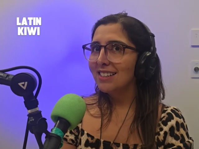Hable con Marce sobre ser proactivos y entender nuestras desventajas, donde coincidimos en algo: para poder abrirnos puertas laborales dentro de una empresa, muchas veces necesitamos adoptar un growth mindset , eso que en nuestro idioma llamamos estar echados pa’ delante.
Es llegar con hambre de aprender, aun cuando el idioma, la experiencia o el rol no juegan a nuestro favor. Es preguntar, observar, intentar hacer más, incluso cuando no siempre hay un reconocimiento inmediato o una compensación extra. No porque nos lo exijan, sino porque entendemos que cada habilidad nueva es una herramienta más para construir nuestro propio camino.
Porque personas como Marce no trabajan solo para el puesto que tienen hoy, sino para el puesto que quieren mañana. Checa toda nuestra charla en LATINKIWI Youtube! Si eres de los latinos echados pa’ delante, sígueme para más de #NuevaZelandaEnEspañol #Latinkiwi #latinkiwitalks