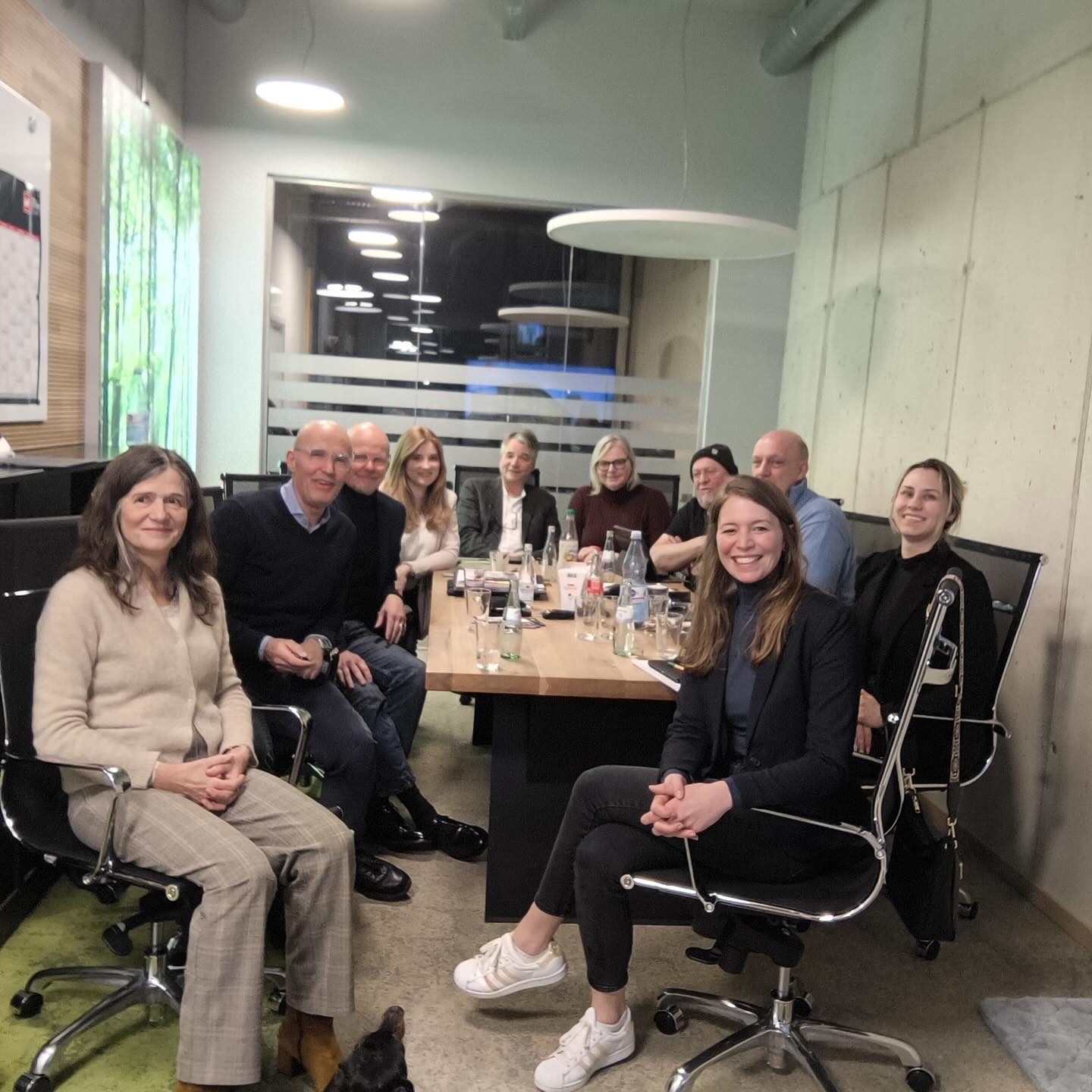 Neue Dezernentin: frischer Wind und ein Gespräch, das bewegt. 💪🟠
Gestern haben wir uns kennengelernt - Herzlich willkommen, Anna Lenker-Koukounarakis!
Wir von der SG zukunft. haben direkt das getan, was uns wichtig ist: zuhören, nachfragen, hinterfragen. Offen und auf Augenhöhe.
🎯 Unsere Schwerpunkte: Schule & Sport
Zwei Themen, die aktuell besonders gefordert und für die für die Zukunft unserer Gemeinschaft entscheidend sind.
Frau Lenker-Koukounarakis bringt hierfür nicht nur fachliche Expertise mit, sondern auch persönliche Perspektive. Das Gespräch war offen, klar und konstruktiv: ohne Phrasen, ohne Ausweichmanöver, dafür mit konkreten Antworten.
Die inhaltlichen Schwerpunkte zu Schule und Sport haben wir für euch in den Slides zusammengefasst 👉
Wir freuen uns auf eine Zusammenarbeit, die wie guter Sport ist:
ehrlich, dynamisch und immer mit Blick nach vorn.
Willkommen in der SG zukunft. 🧡
#sgzukunft #schule #sport #zukunftgestalten #gemeinsamvorwärts