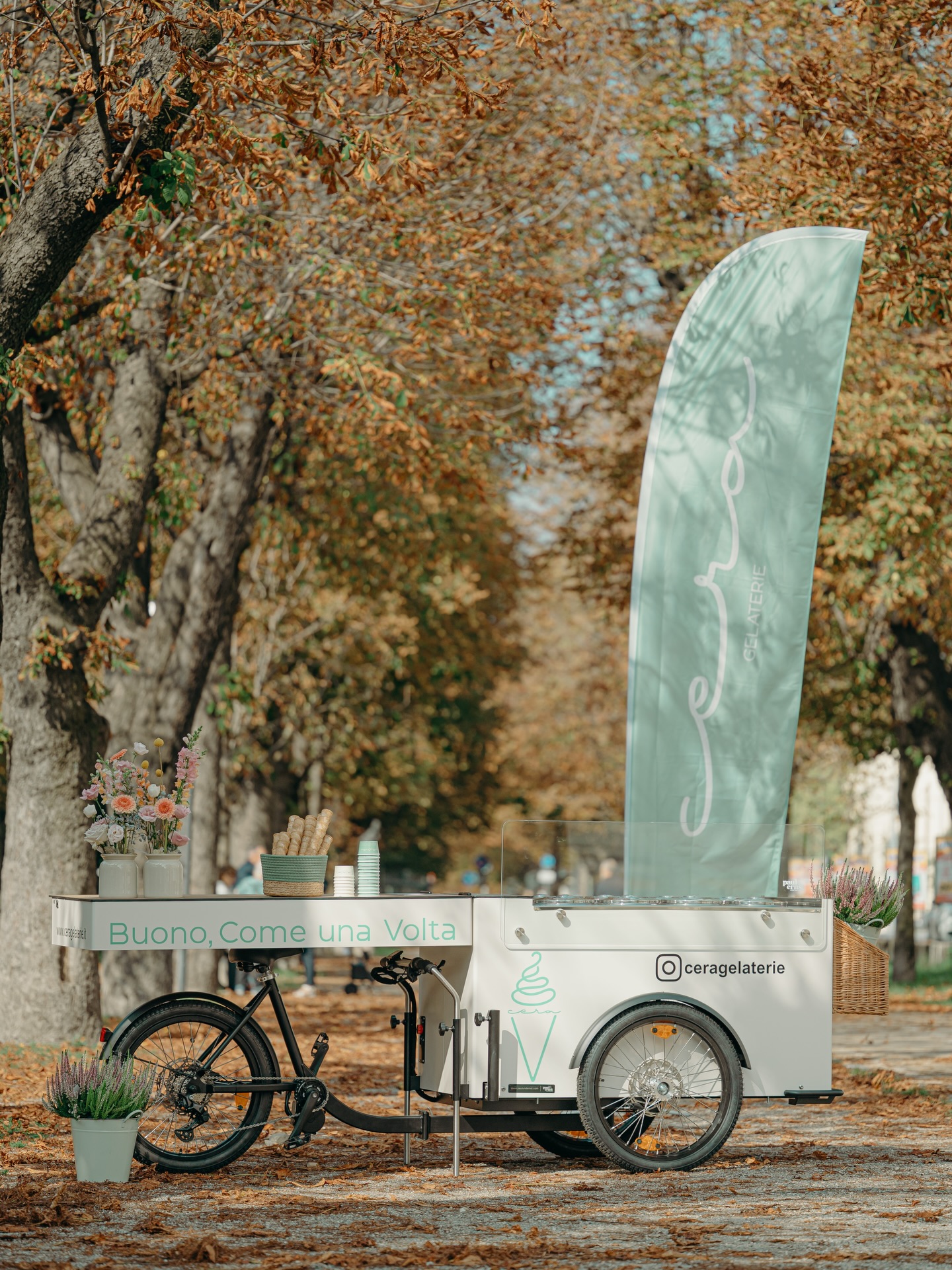 🍦 Il carretto gelato CERA per i tuoi eventi.
Eleganza, gusto e attenzione all’ambiente, in un unico servizio.
Portiamo il gelato artigianale CERA direttamente nei momenti che contano:
matrimoni, eventi privati e aziendali, con un carretto curato in ogni dettaglio e un servizio 100% elettrico e sostenibile.
Fino a 8 gusti di gelato artigianale, ma anche granite, ghiaccioli e proposte speciali per eventi serali.
Allestimento completo, fiori, luci e tutto il necessario per stupire i tuoi ospiti.
E per chi vuole qualcosa di davvero unico:
✨ creiamo un gusto su misura, pensato solo per voi.
📩 Scrivici per informazioni e disponibilità.
Il tuo evento merita qualcosa che si ricordi.
#CeraGelaterie #CarrettoGelato #GelatoPerEventi #MatrimonioConGusto #EventiAziendali EventiPrivati Sostenibilità Pinerolo CeraUnaVolta