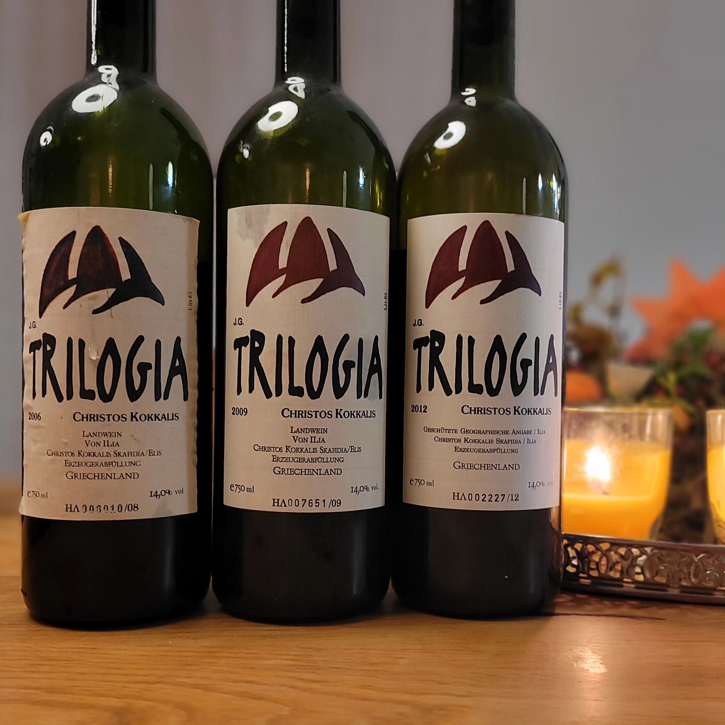 Goodbye, Christos Kokkalis! 🖤
Last week, @ktimadioipsi shared the news with is that Christos Kokkalis had died, the creator of the famous "Trilogia" wine (and the much-missed Mova), the first true icon wine from Greece in Germany (made known through contacts such as @wineterminator and @lobenbergs ). It has always been my goal to do a true vertical tasting of Teilogia vintages, but it's very difficult to get bottles. I only have very few of the 2012 vintage left. If you'd be willing to sell or swap, please send me a message! 🙏
Anyway, hearing the news of Kokkalis's passing away, I took another sip from my treasured 2006 and 2009 bottle with the @coravin system. Here are my impressions:
2012 – An Evolving Blockbuster
The 2012, which I had once considered past its prime (one of the last -?! - vintages before @ktimabibliachora took over), surprised me with a dramatic leap in quality. No further oxidative notes, just mocha, leather ... and now also vibrant acidity that fills the mouth and leads to a long, dark finish. The tannins, initially gripping, soften beautifully toward the end. I am so happy to see how this wine is finally coming together! Completely new layers are emerging. Rated 93+ points, with potential to reach 94 or more.
2009 – Precise Elegance
The 2009 vintage shows granate red with violet highlights but less extract than other years. The tannins are compact and consistent, without the dynamic progression of the 2012. Aromatically, it’s subtle, with rosemary dominating and mocha, leather, and cigar box fading. Its acidity remains strong, though the 2012 now outshines it in balance. Everything is in its place. A wine that is excellent, though within a very specific corridor. Precision. 92 points.
2006 – A Masterpiece
The 2006 Trilogia is extraordinary. The color reveals granate red with brick hues, reflecting its maturity. On the nose, a stunning amount of truffle and hints of eucalyptus. The palate delivers incredibly fine yet gripping tannins, perfectly balanced acidity and sweetness, and an endlessly long finish. This is one of the finest Greek reds I’ve ever tasted. I want more!
Thank you, Christos Kokkalis!