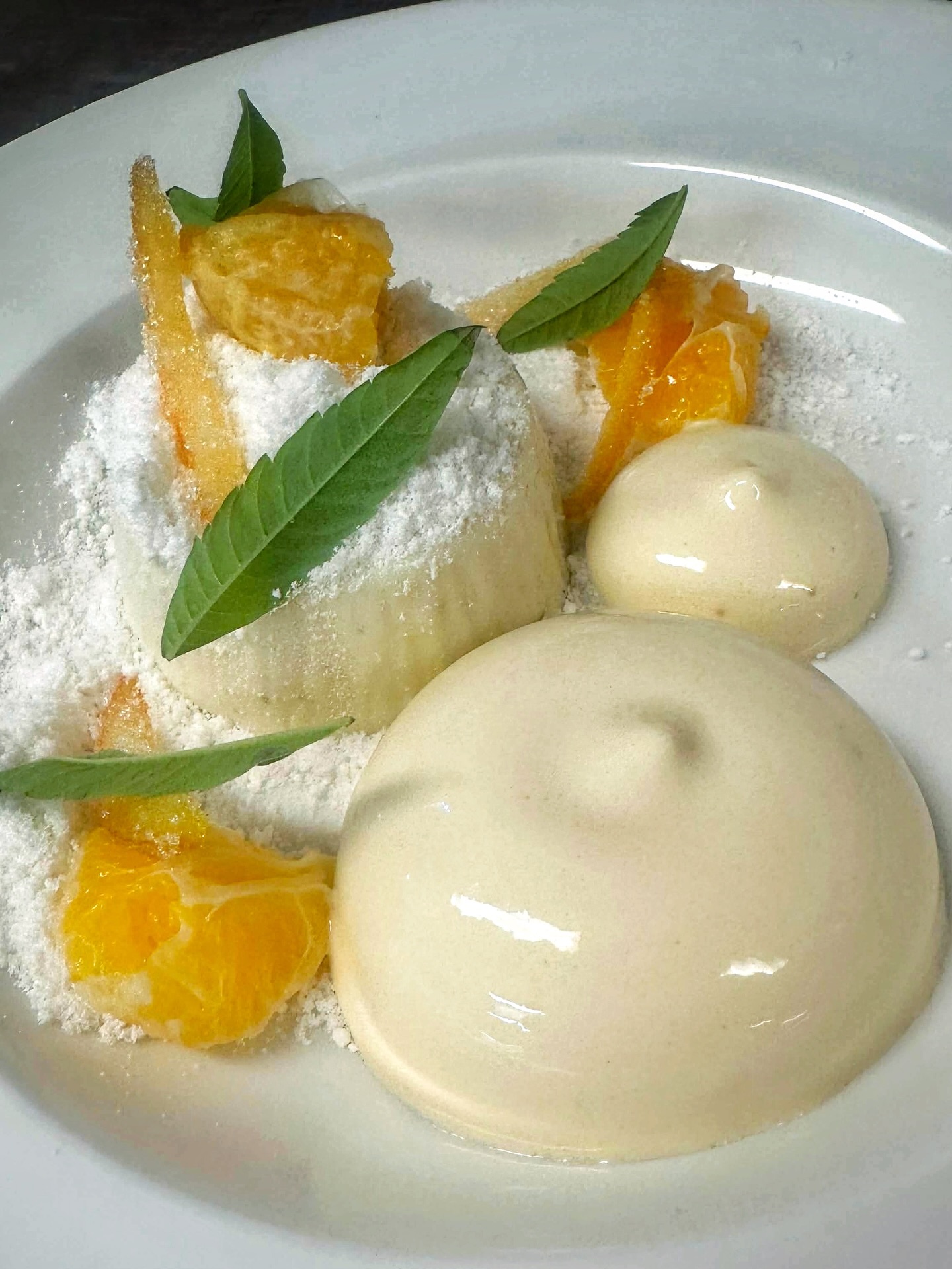 Laurbærblad pannacotta
Servert med blodappelsinskum, hvitsjokoladesnø, kandisert appelsinskall og posjerte klementiner.
#kleivstua #kleivstuahotell #møtestedetpåkrokskogen