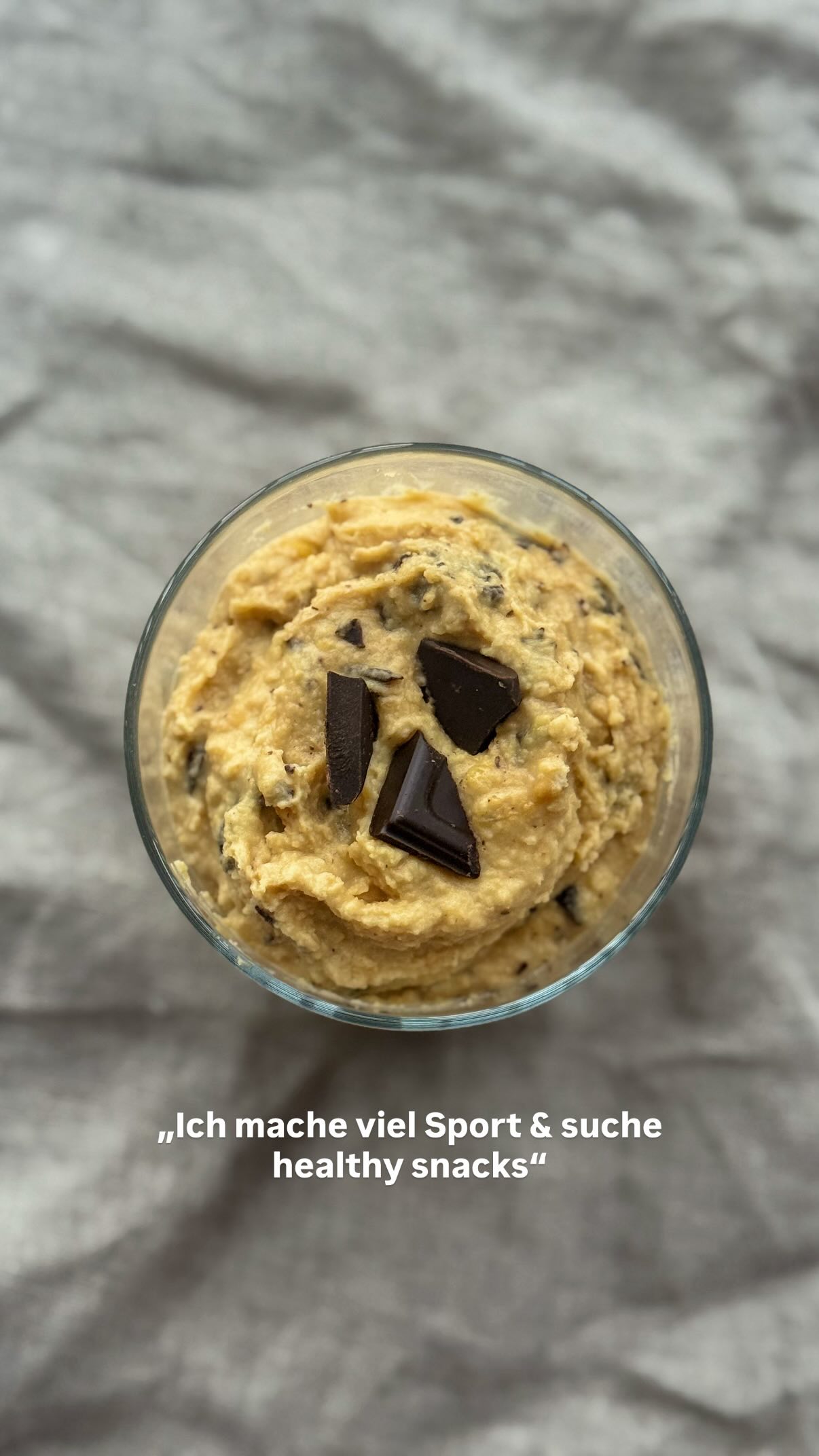 Mehr Bewegung = mehr Energiebedarf & dementsprechend auch mehr Hunger, das ist ganz normal!! Und auch wichtig, dem nachzugehen. Diese Snacks helfen, leistungsfähig zu bleiben & machen satt ohne Energiecrash im Anschluss – im aber auch abseits vom Training ⚡️
Sie müssen nicht kompliziert sein oder lange dauern!!
Hier ein paar Ideen:
> Healthy Cookie Dough (wollt ihr das Rezept?)
> Cornflake-Bars
> 3-Zutaten-Brownie
> Roasted Chickpeas
> 3-Zutaten-Snack
> Frozen Proteinriegel
Die Rezepte findest du im Feed @franziska.hadaschik 🤗
#snacks #snackideen #gesundesnacks #sporternährung #schnellerezepte