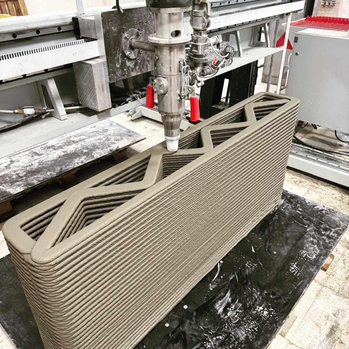 A straight wall geometry with integrated internal infill.
The outer shell is printed as a continuous path,
while the infill is bonded layer-by-layer
to control stiffness and material distribution
during the build.
Uniform layer deposition,
stable wall thickness,
and a geometry optimized for uninterrupted extrusion.
#3dconcreteprinting
#concrete3dprinting
#infillstructure
#continuouspath
#roboticfabrication
#digitalconstruction