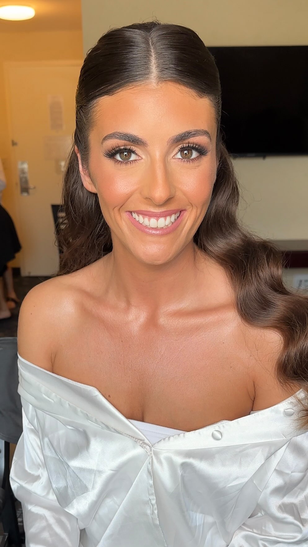 Samantha 🤍
Soft glam, glowing skin, and the most beautiful sun-kissed tan ✨
As winter storms roll in, I can’t help but miss those warm summer wedding days and this effortless bridal glow 🤍
Pure Bridal Perfection!
#makeupartist #makeup #westernma #newenglandbride #bridalmakeup
