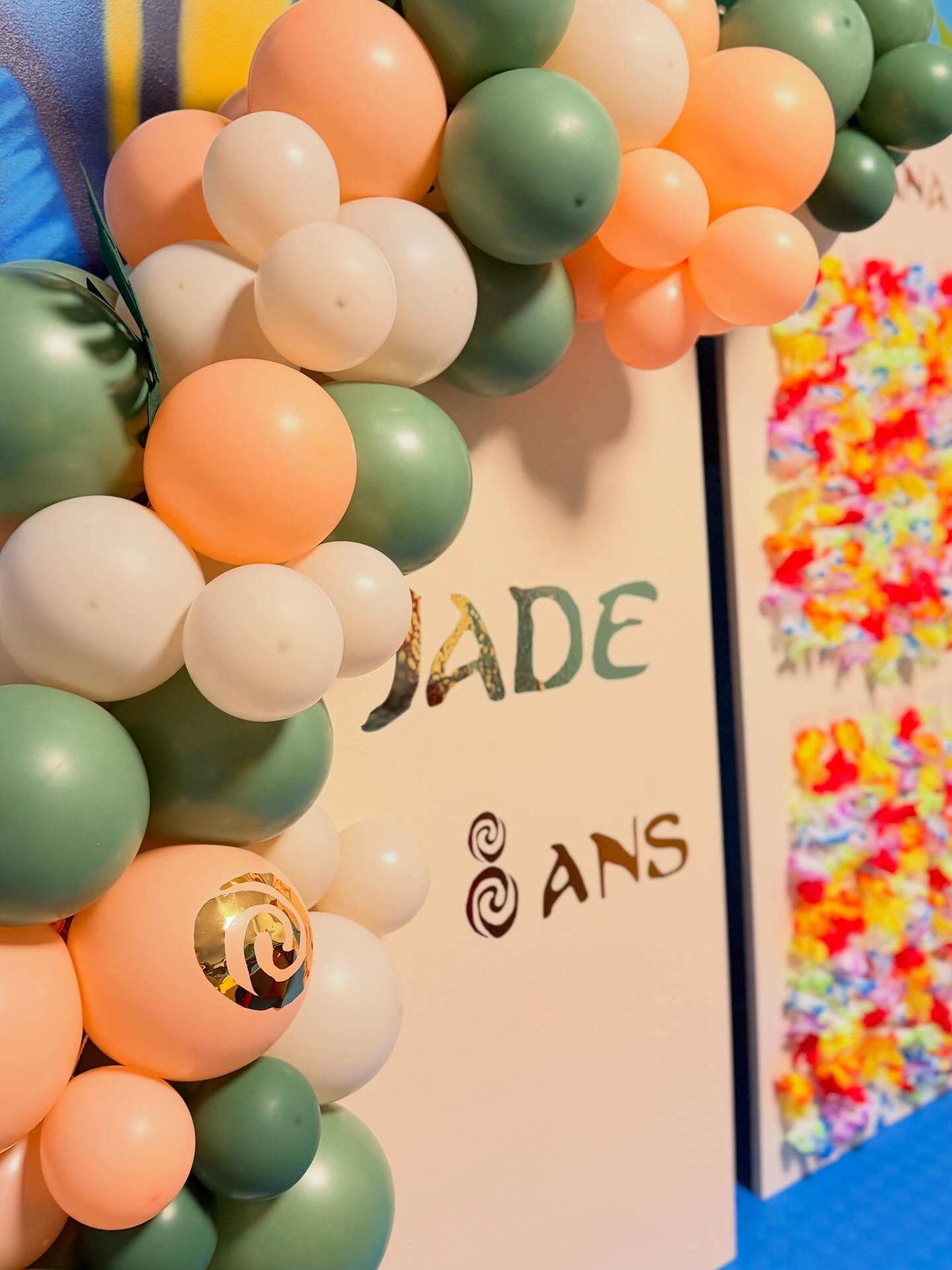 Le premier événement de l’année : 1 anniversaire / 2 journées
Jade a voulu fêter ses 8 ans sur le thème de Vaiana 🌺
Des colliers de fleurs pour accueillir ses invités, des Backdrops décorés, une arche de ballons, sans oublier Vaiana et Maui et le tour est joué.
Des couleurs vives et colorées pour un voyage en direction de la Polynésie 🏝️
Un anniversaire fêté dignement à @matelookids !
Un grand merci à eux pour leur accueil ! Les enfants se sont éclatés 🎈
Si toi aussi tu veux un anniversaire à thème pour ton enfant, contacte-moi vite !
#anniversaire #vaiana #personnalisation #event #decorationevenementiel #decoratriceevenementiel #jalmaevent