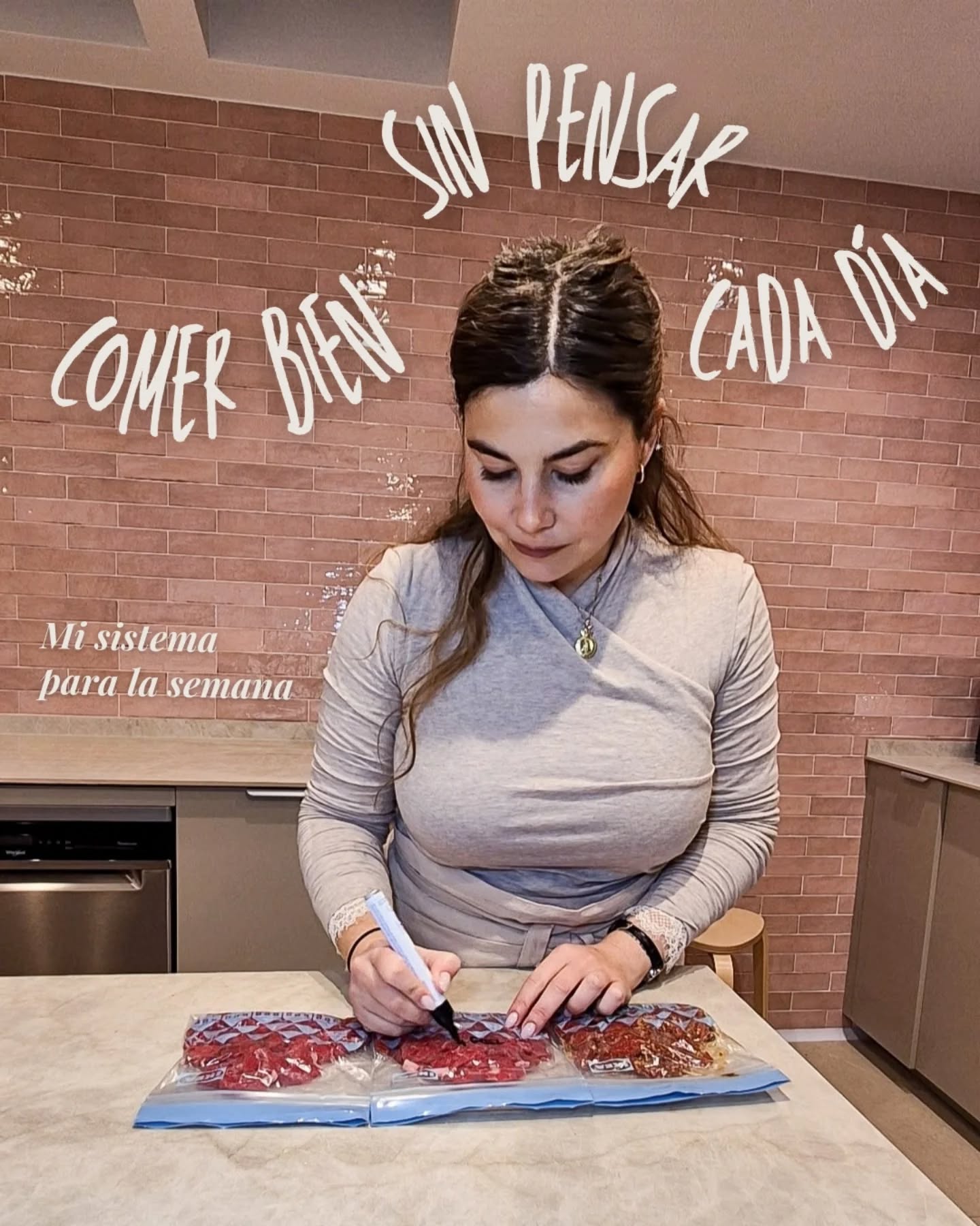 🍽️ Comer bien entre semana no es cocinar más, es organizarte mejor.
Si vas justa de tiempo y cada día te bloqueas pensando qué comer, este sistema te puede ayudar.
No se trata de hacer menús perfectos ni de pasar horas en la cocina, sino de tener recursos preparados: hidratos fáciles, proteínas porcionadas en bolsas zip (las mejores las de @ikeaspain ) y verduras listas para usar.
Con esta base, en 15–20 minutos puedes preparar un plato completo y equilibrado:
un guiso de legumbres, una pasta rápida o un arroz con cosas sin complicarte ni acabar pidiendo comida poco saludable.
Así me organizo yo para comer bien en el día a día cuando tengo poco tiempo.
Y desde esta organización es desde donde luego puedo ayudar a otros a comer sano, sin agobios y con comida real.
👉 Guárdalo si quieres ponértelo fácil esta semana 🩷
#mealprep #comidasaludable #menuhealthy
#comidasana #recetassanas