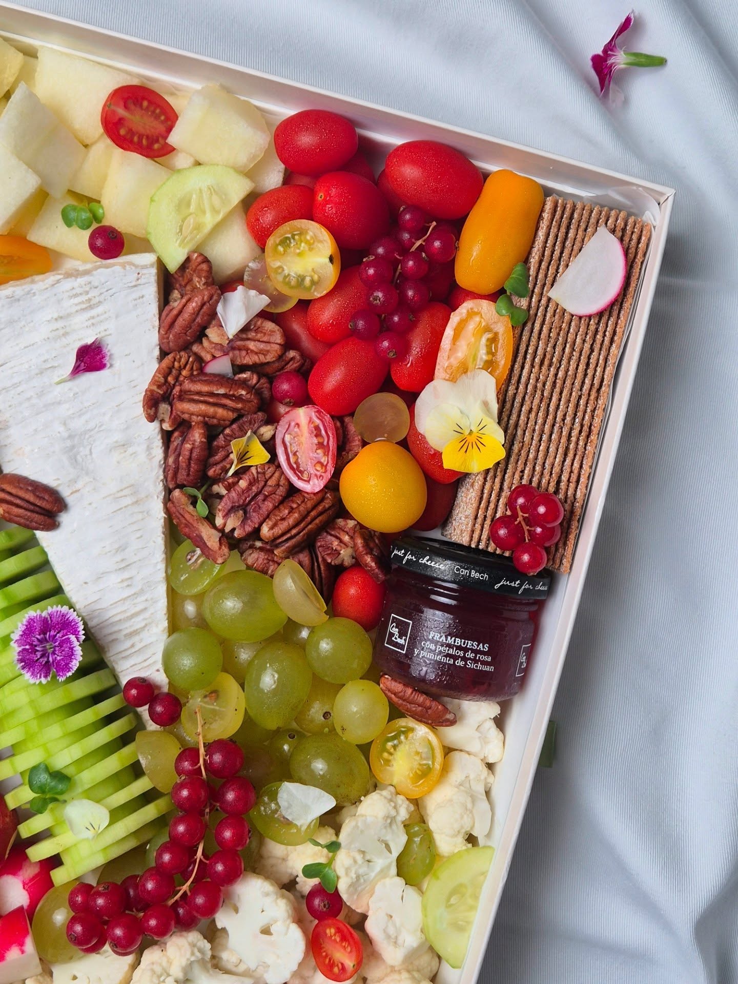 Aqui está la Huerto, nuestra tabla 100% vegetariana, inspirada, como su nombre indica, en el jardín 🌿
Con sus tonos blancos, verdes y frescos, en el centro encontramos un brie de Meaux y un comté afinado, así como dos deliciosas cremas de verduras listas para untar con un buen pan caliente y crujiente !
Yum 🥖🧀
#palmademallorca #huerto #tablavegetariana #healthyfood