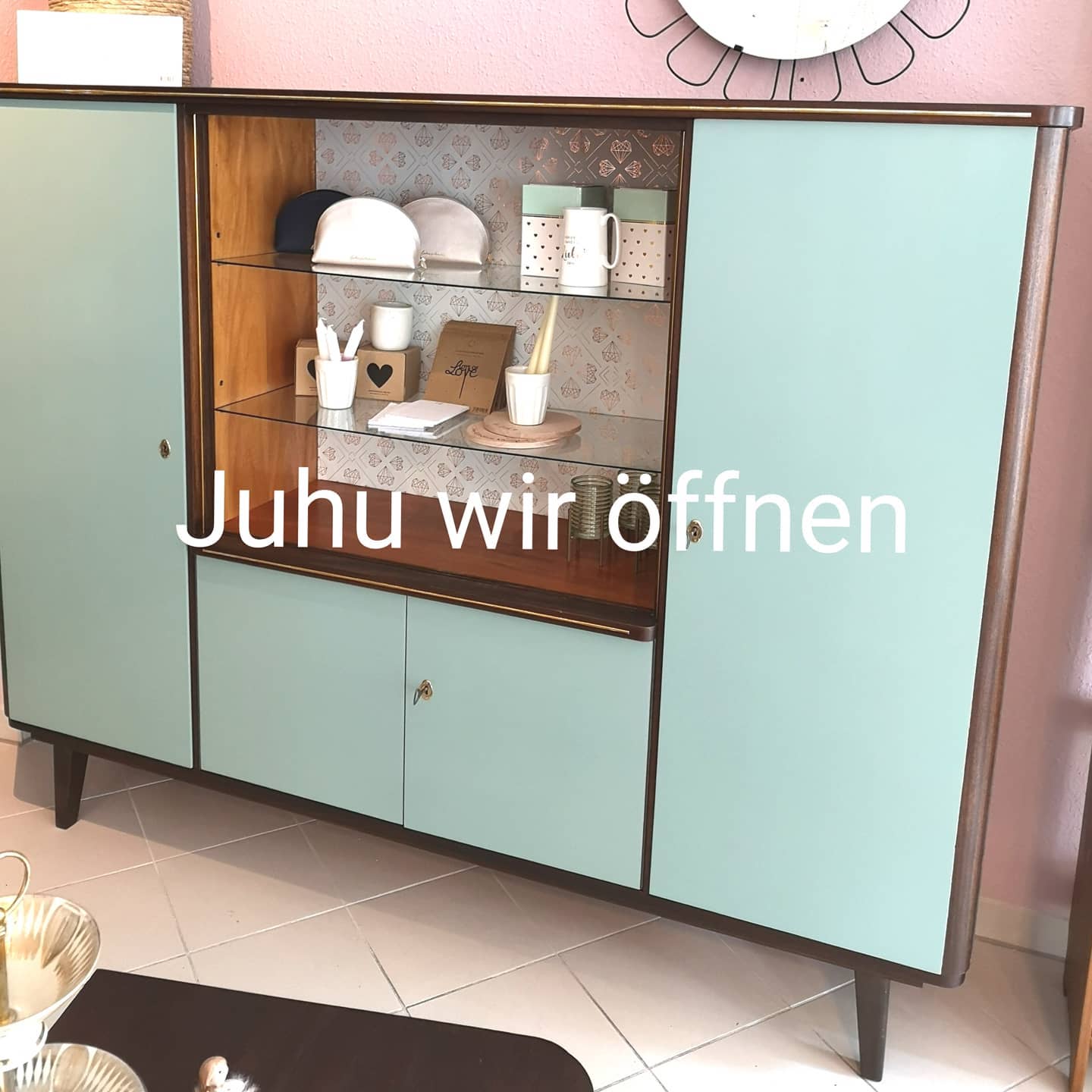 Juhu wir öffnen... Und schließen auch nicht so schnell wieder... Denn es ist schon wieder Allerlei Leben im Store eingezogen.. Allerlei neues, allerlei nachhaltiges und allerlei schönes...
Kommt vorbei.. Ohne Termin und ohne Test..Denn wir gehören nun zum täglichen Bedarf :)
Dienstag 11-17 Uhr
Donnerstag 11-17 Uhr
Neu: Freitag 11-15.30 Uhr
Für die Montag, Mittwoch und Samstag sind Termine über die Website buchbar.
#allerleileben #conceptstore #zwickau #gemeinsamregionalnachhaltig #wirsindzwickauer #interiordesign #baby&kids #alltagshelferlein #food #nachhaltigesleben @lyrichandmade @ledertreter.de @holzfass_manufaktur @zauberhaftes_by_tina @sobeliebt @momeriees