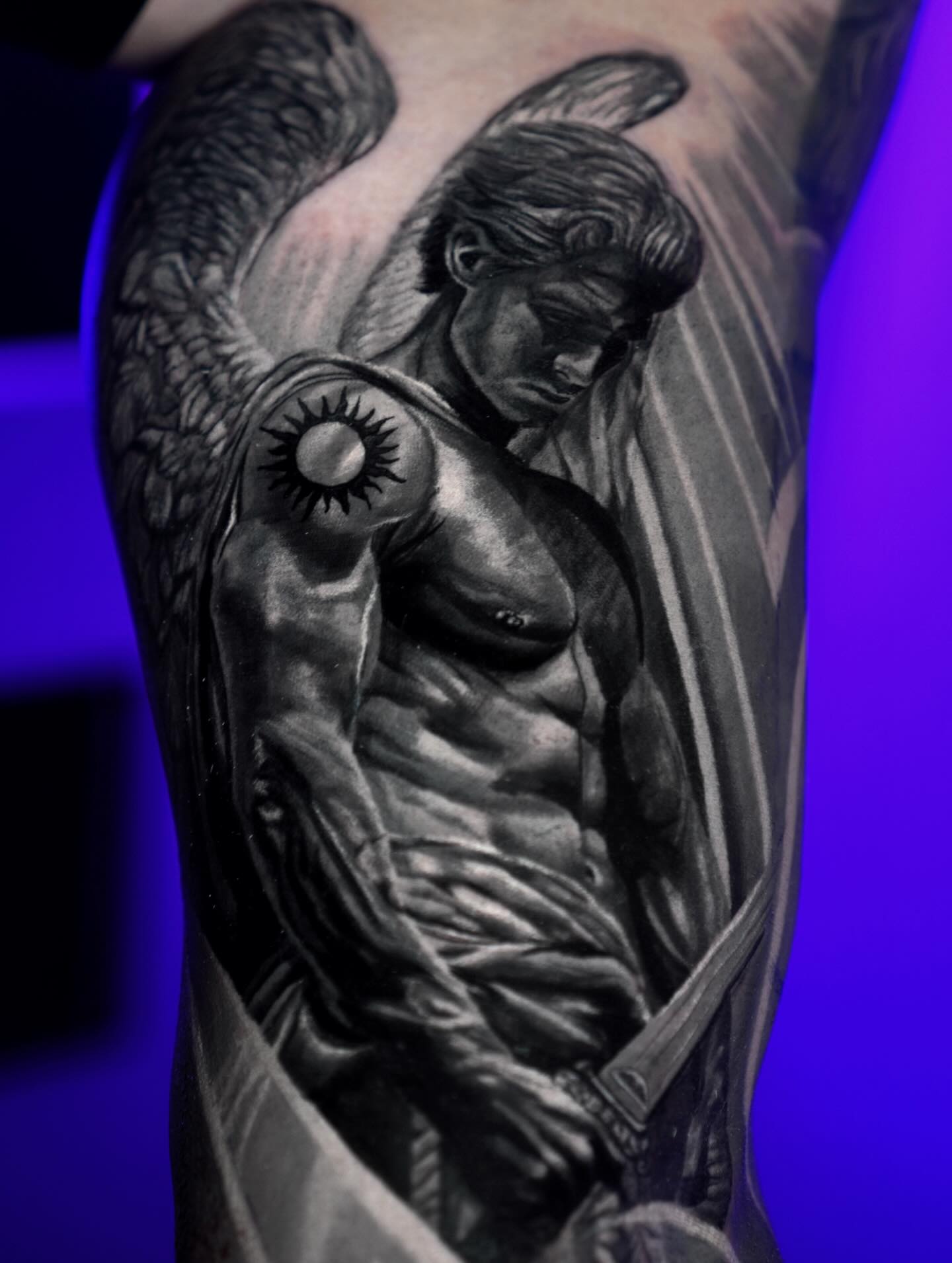 👁️ Un ange réalisé sur la face interne du bras.
Un projet que j’ai particulièrement apprécié, malgré (et grâce à) la complexité de cette zone.
L’intérieur du bras demande précision et maîtrise, mais il offre aussi une peau idéale pour pousser les détails, les contrastes et la profondeur au maximum.
Très heureux du processus et du rendu final de cette pièce.
Il me reste encore quelques disponibilités pour le mois de juin.
📲 Pour ton projet, tu peux me contacter en message privé ou réserver une visioconférence directement via mon site web (lien en bio).
•
•
•
#tatouage #tatouagetoulouse #tattoorealism #blackandgreytattoo #tattooartistfrance
