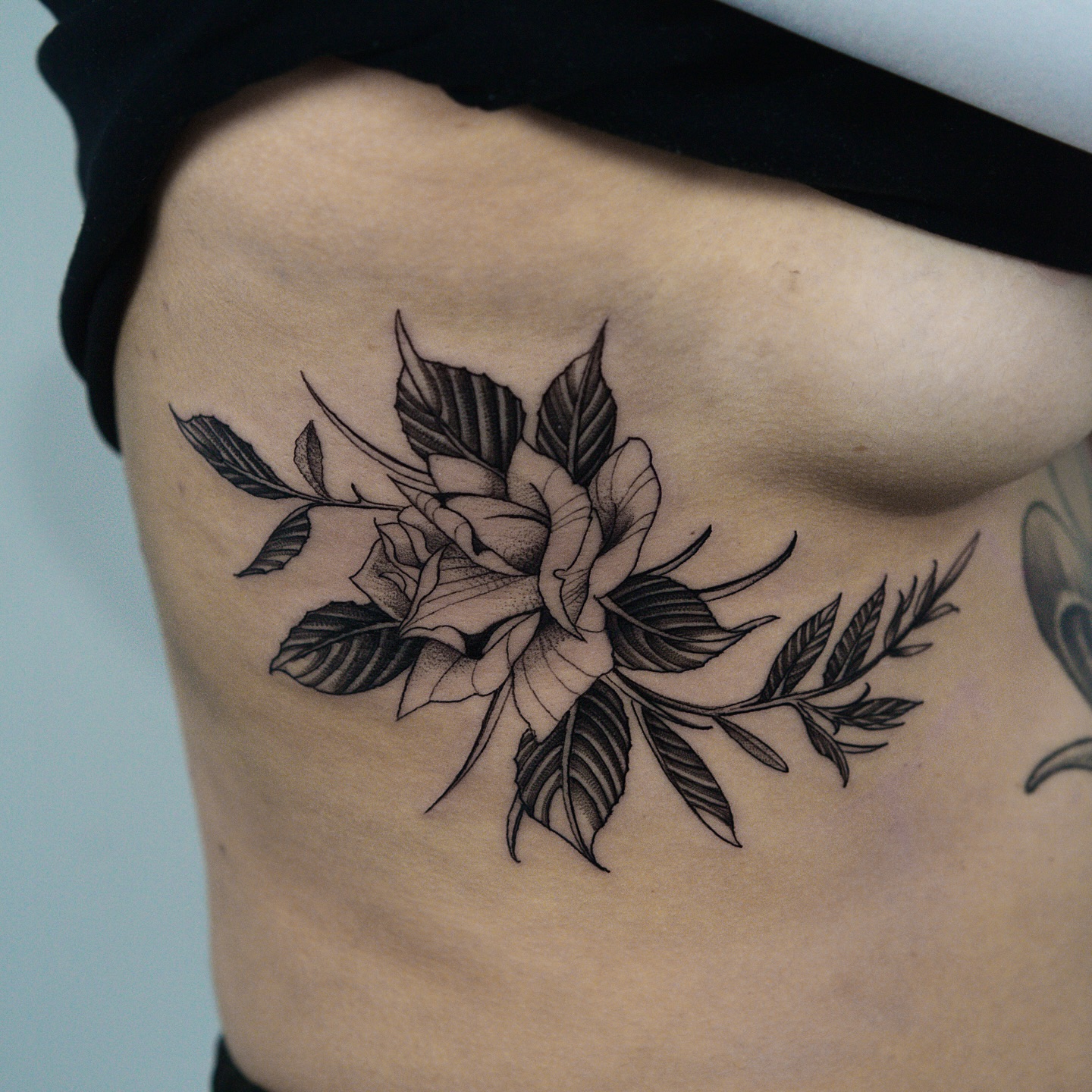 Rose tattoos , loved doing both sides!! (Second side is healed) πΉ thank you Animu π€π
β’
#rosetattoo #darkbotanicaltattoo #illustrativetattoo #gothicart