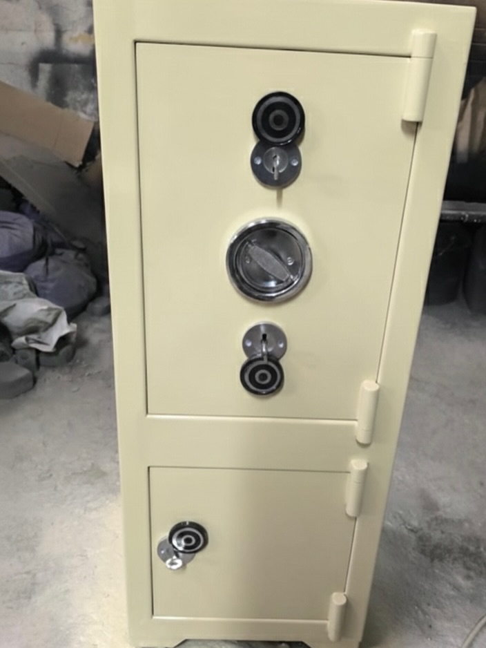 85cm boy 42cm en çift kapılı, darbeye dayanıklı çelik kasa. #çelikkasa #kasa #güvenliksistemi #evkasa #evgüvenliği
işyerigüvenliği gaziantep gaziantepkasa kasanedir
yangınkasası çelikgüvenlik