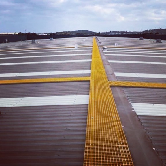 Çatı üzerinde güvenli hareket etmenizi sağlayan yürüyüş yolları.