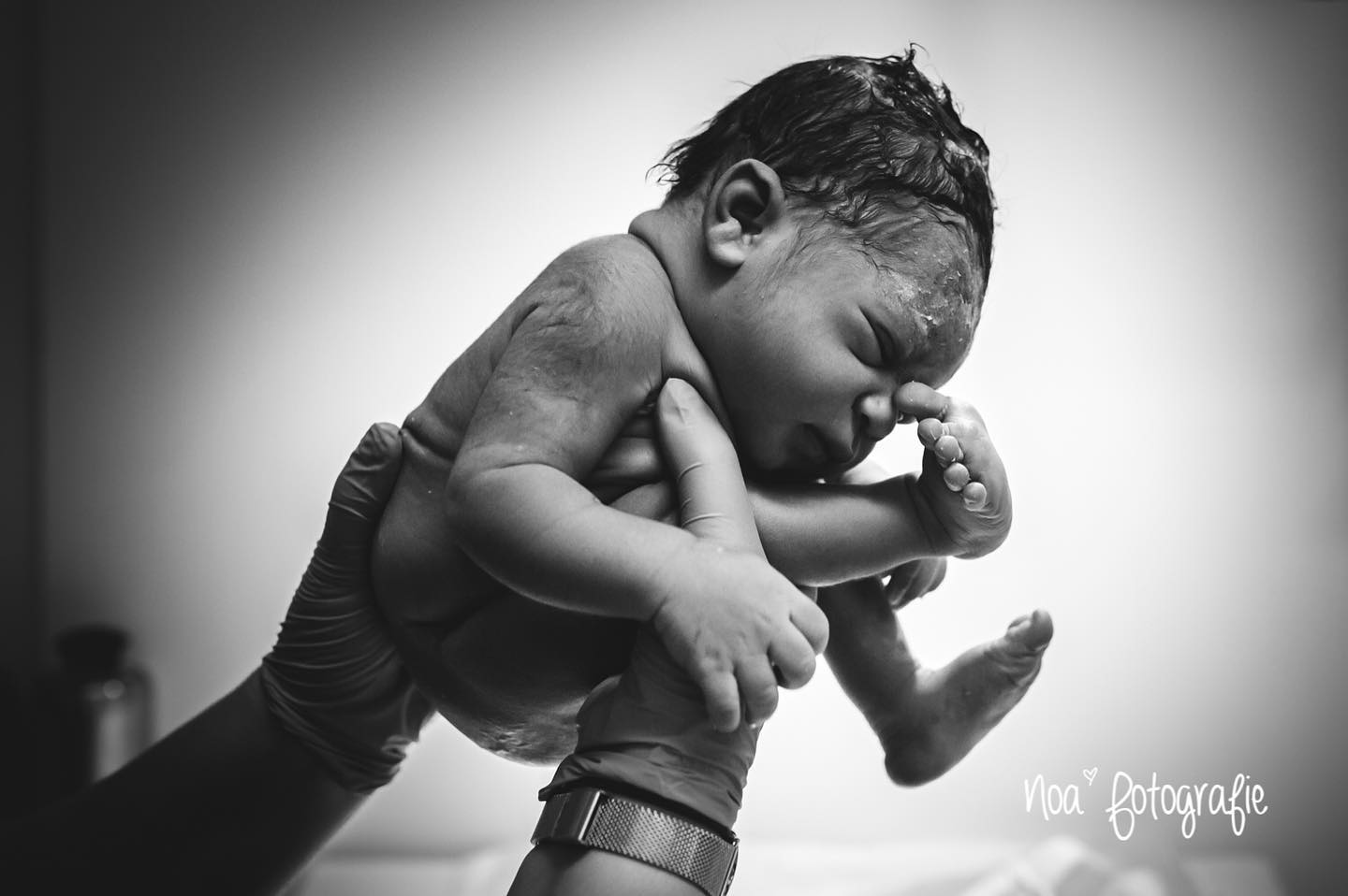 Daar is ze dan! Afgelopen woensdag is onze verloskundige collega Djanifa bevallen van een prachtig meisje genaamd Yuna Gabriela da Conceicao. Papa, mama en dochter maken het goed en genieten ontzettend van elkaar.
📷 @noa_fotografie