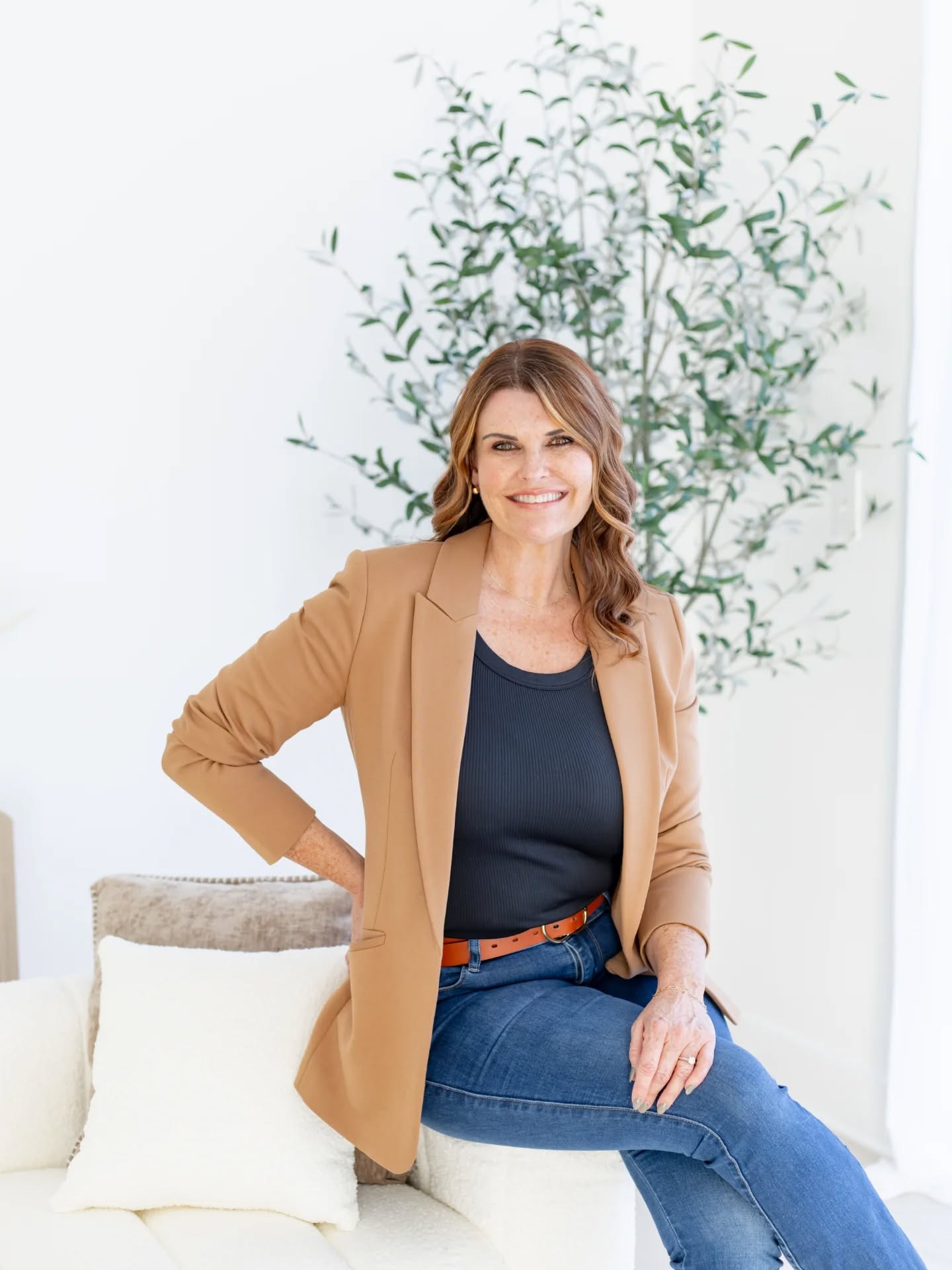 For this Realtor Brand Session with @jennifergrostick, we focused on lifestyle-driven images that feel approachable but still polished. Perfect for attracting buyers who value trust and connection. Now she has months of cohesive content that works across Instagram, MLS, email marketing, and listing presentations. If you’re a realtor ready to look as professional online as you are in real life—this is your sign. 📸🏡
📍@thebrandstudio_bham
#realestateagent #brandphotography #brandphotos #brandphotographer #birminghamal