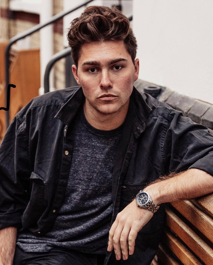 It actually took a while to get this shot. I kept pissing around laughing and smiling and with good reason! Late last night three best pals and I decided on our first London flat. I’m FINALLY moving to the capital. And as if that wasn’t enough, I type this in the T5 lounge waiting to hop on a flight to join the F1 season finale in #abudhabi. Rest assured, my face is a lot more animated than this this morning. But still... sex cells.
•
•
•
•
•
📸 @ambarwelle_photography @danielle.vale_photography Great double act. #squeekyyumtime #modelmemodelyouAHHAAR! #smiles=decoration #seriouslyserious #nojoke #mod #elle #act #or #pres #ntr