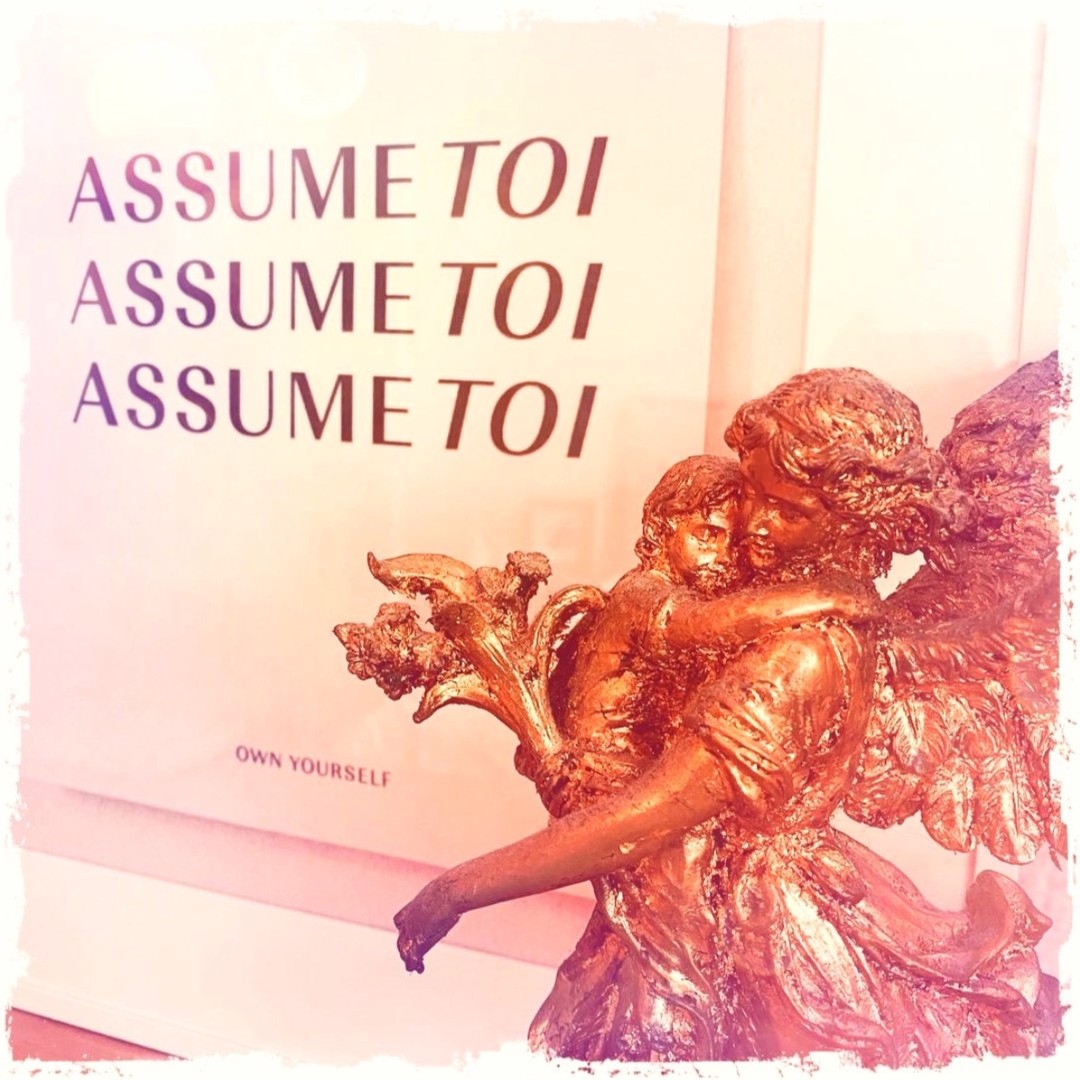 Das Leben unseres POTENTIAL
wird uns unweigerlich an unsere Grenzen führen.
It is quite normal.
Natürlich auf dem Weg des ENTFALTENS.
Now you can push boundaries,
Wollen einschalten, Müssen absolvieren, Sollten stehen.
Alte Lösungsansätze herauskramen, die aus der selben Kiste stammen, wie die Hürden selbst.
Es wird Dich bis nur genau zu dieser Deiner Grenze führen.
Voraussichtlich sogar weiter von Dir entfernen.
Auf jeden Fall wird es jede Menge QUANTENREIBUNG erzeugen und Du veewurschtelst Dich im Spinnennetz anstatt elegant hindurch zu schlüpfen.
Hmmmmm…
ODER.
Das Ganze mal wieder mit einem Abstand betrachten.
Die Emotionen, die Gedanken, die Körperlichkeiten.
Damit verlässt Du das Spielfeld, die Bühne und hältst das System nicht mehr am Laufen.
Hier geschieht die VERÄNDERUNG
.
Manchmal ist es ganz leicht Dich auszudehnen in Deine Weite hinein,
weil einfach wieder ein paar unhealthy habits... ungesunde Gewohnheiten
zugeschnappt haben und Du Deinen Raum wieder einnimmst.
In anderen Momenten... und hier wird es SPANNEND,
scheint es so, dass es gar nicht mehr weiter geht.
Du stösst an deine Grenze und fühlst sie.
HIER WÄCHST DU.
Lass sie einfach sein, die Begrenzung.
Du musst sie nicht loswerden.
In Fakto ist sie ein Teil von Dir.
Ein Teil von Deinem Ganzen.
In dem Moment, wo sie wieder ein Teil von Dir sein darf,
wird sie weich und löst sich auf, steht dir nicht weiter im Weg.
Hier sprengst Du Deine Upper Limits und betrittst einen
neuen Raum in deiner menschlichen Erfahrung.
Hier ist es sinnvoll Deine Selbstliebe auszupacken.
Deinen inneren Antworten zu lauschen - EigenverANTWORTung
und Dir ein bisschen Zeit zu geben, die neue Freiheit & Freude zu entdecken.
Sie auszupacken als das Geschenk, dass Du Dir selbst gemacht hast.
PURE ESSENCE COACHING
einfachdusebst.com
Artwork: @clocollectionuk
#einfachdusebst #webdesign #essenzcoaching #g4 #beenoone #energietanken #g4 #asanas #mitoboost #naturallifebalance #worklifebalance #beyourself #stressmanagment #coaching #seminare #empowerment #einfachsein #allesistmöglich #youaredivine
#youaretthefire #dowhatyoulove #getinspired #letitflow #selflove #makeselflovecoolagain #makeselfloveapriority