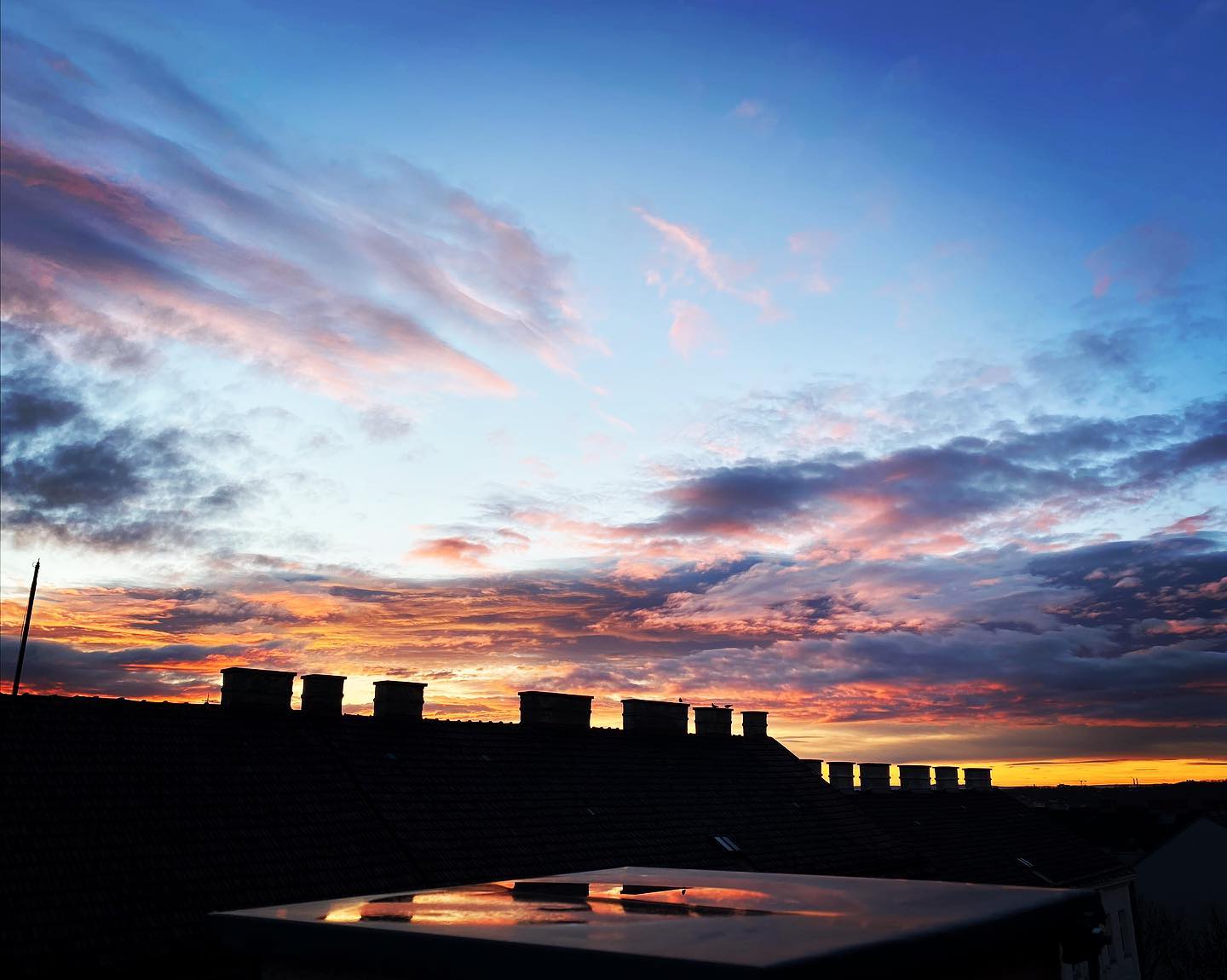 over the roofs of vienna
haven’t seen the sunrise for quite a while over here what makes this amazing play of colors even more special
#sunrise #playofcolors #nofilterneeded #picoftheday #goodmorning #sweetvienna #1000thingsinvienna #1000thingsinaustria #viennalove #earlymorning #1daytillchristmas #calmness