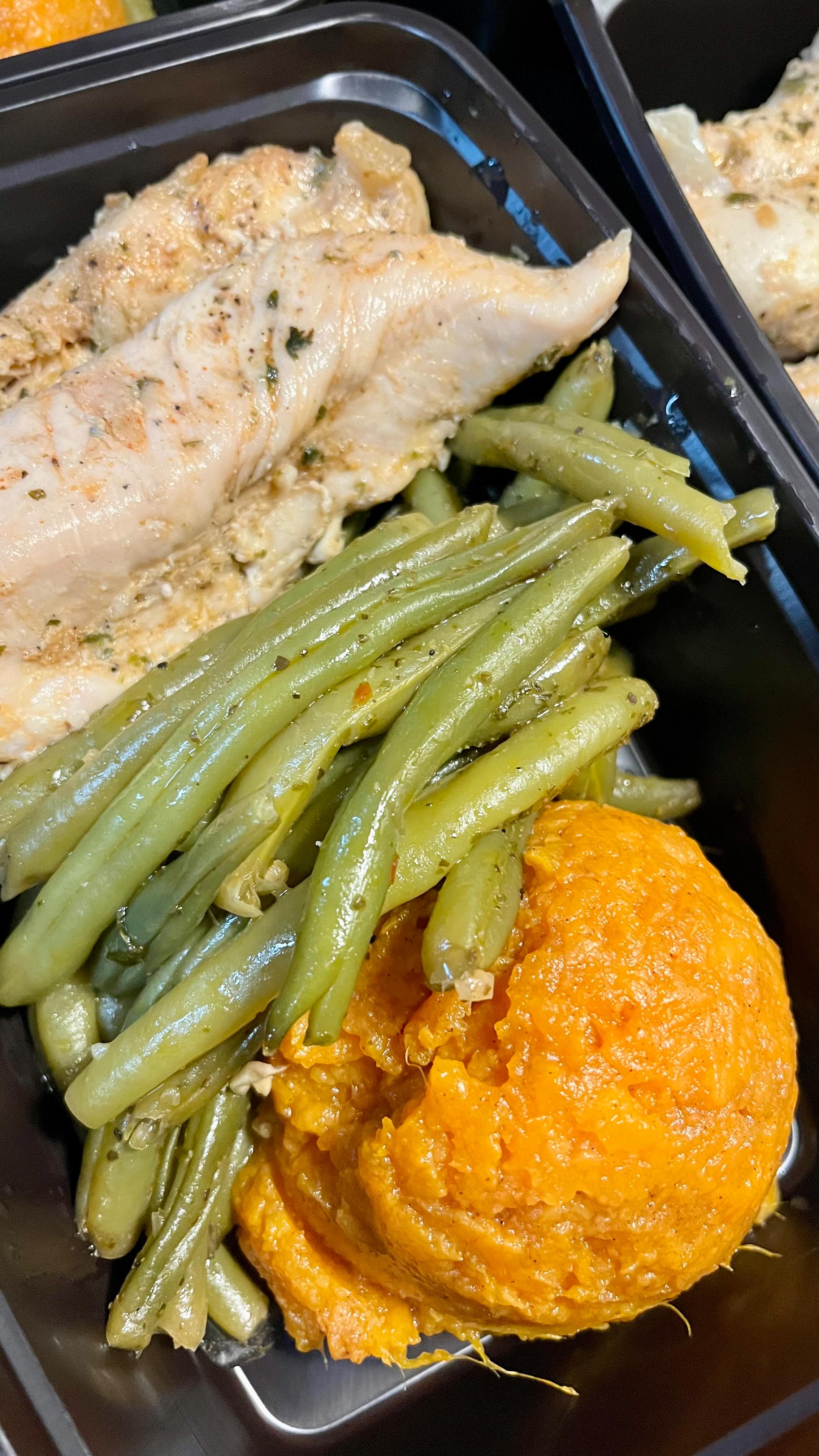 ‼️ Restocked ‼️ Ground Turkey Pasta Bowl, Chicken Breast & Fruit Bowls @earndatbodynola
#turkey #chicken #fruit #neworleans #health #gym #fitness #mealprep #fypageシ