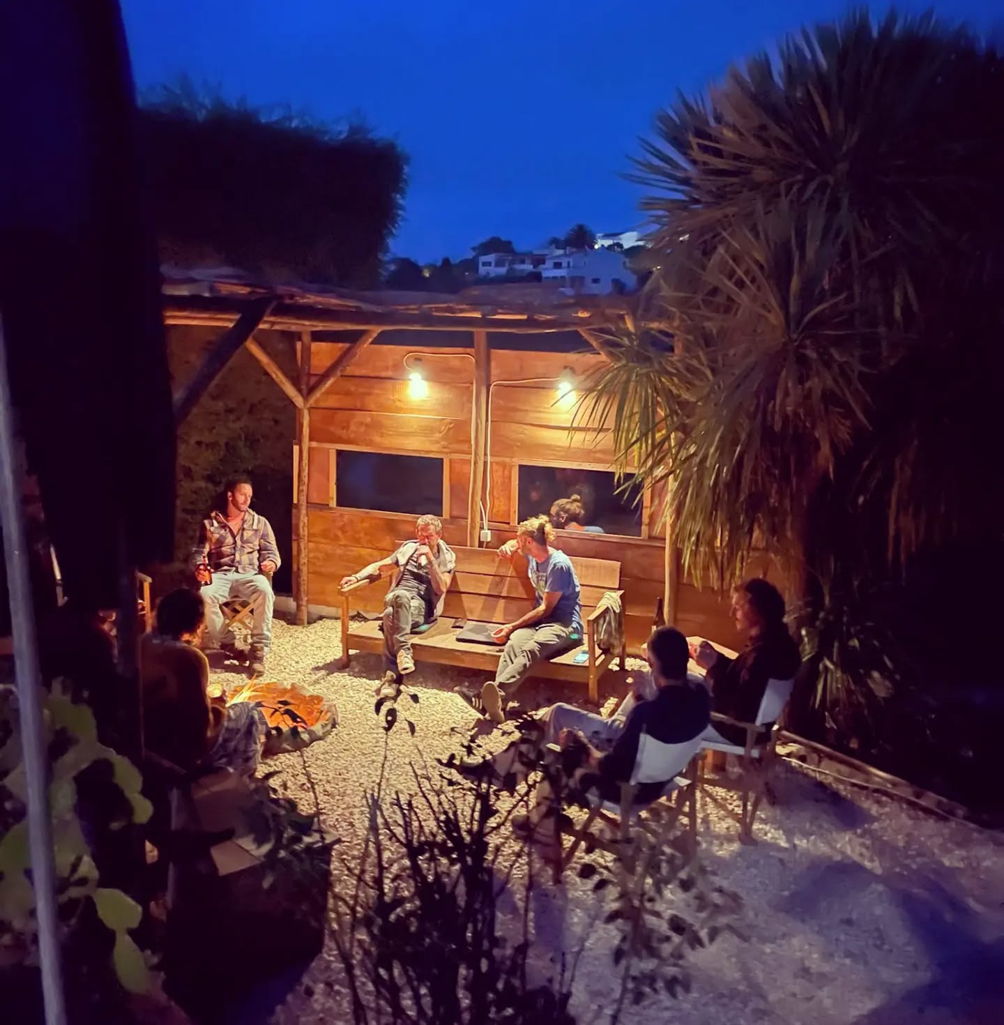 Just a summer night at our chill area around the fire place... 🔥
.
.
.
#kanalusurfhouse #summernights #guesthouse #fireplace #friends #surfhouse #rooms #surflessons #igers #goodvibes #healthylifestyle #beachlife