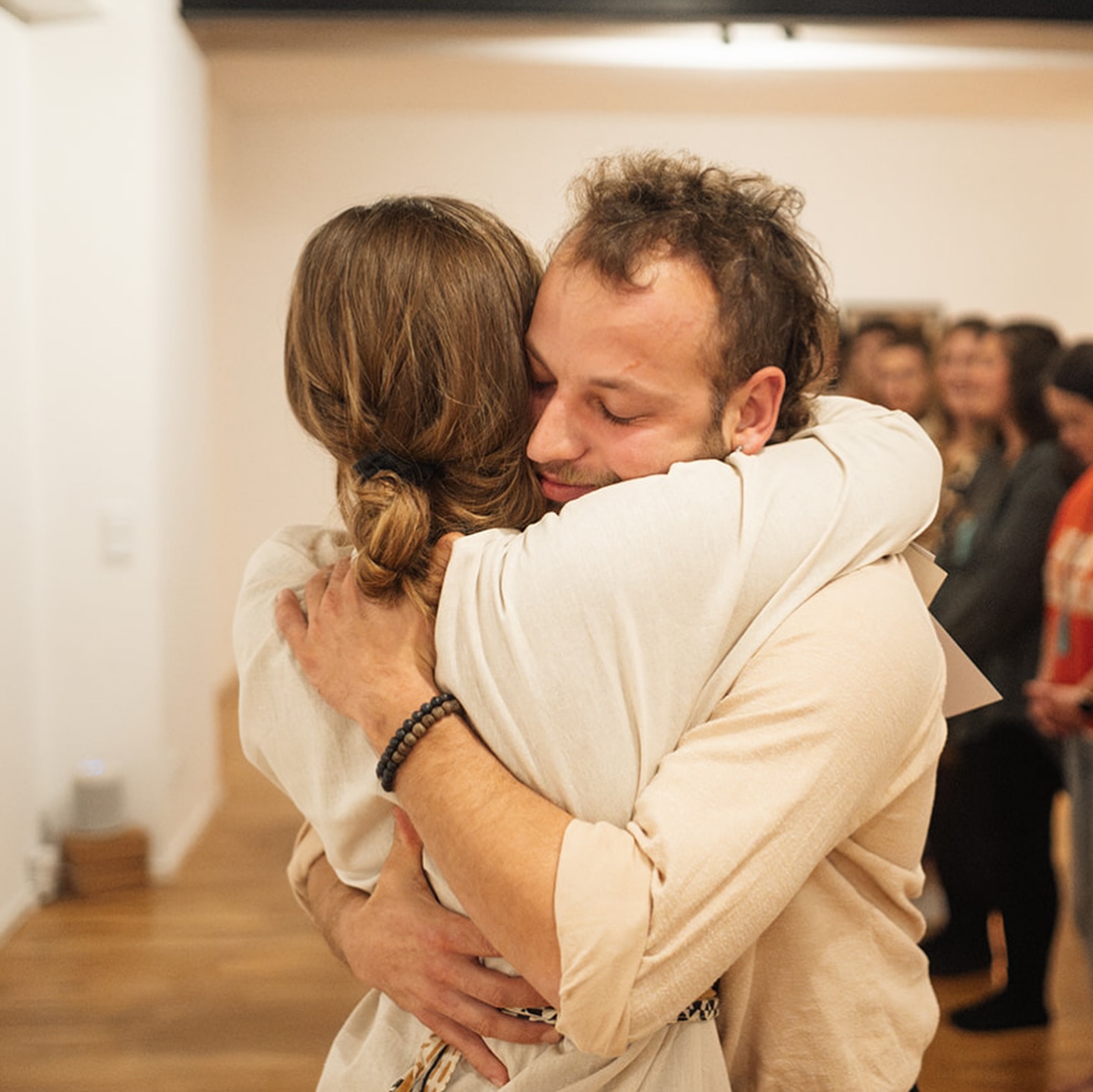 Can you feel the love ? 😌♥️
Wann hast du zum letzten Mal so eine richtig lange Umarmung gefühlt? Von Herz zu Herz, Bauch an Bauch. Ein paar lange Atemzüge mit dem Menschen, der der in diesem Moment nah ist.
So simpel und so tief. Nährend, berührend, stärkend.
Vielleicht kannst du es dir und jemandem heute schenken.
Mindestens 10 Atemzüge miteinander 😉 - und beobachte mal was passiert. 🫠
Mani Yoga ist mehr als nur ein Yogastudio, es ist ein Ort der Begegnung - mit dir selbst & deinen inneren Anteilen und mit anderen, die genau so wie du, auf ihrem Weg sind, zu mehr Tiefe, Sinn und Achtsamkeit. Oder, sag mal, warum bist du eigentlich hier ? 😉
Wir freuen uns auf die nächsten Umarmungen mit euch!
Vielleicht ja auch schon am Samstag zu unserer Community Class & Brunch mit Elli? 2 Spots sind übrigens noch frei✨!
Mit viel Liebe zu euch,
Elli & Sara
____________
Die Fotos sind im letzten Jahr bei unserem Teacher Training Abschluss entstanden 🥲, wir denken mit weitem Herz daran zurück. Die Beste @caro.delin hat’s festgehalten ♥️.
#hugsandkisses #hugsdontlie #yogalover #hugday #umarmung
