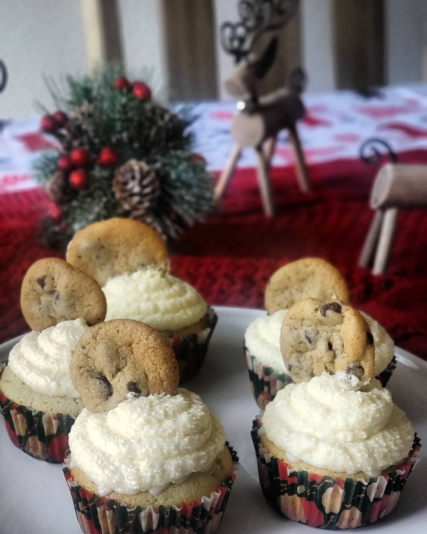 Don't forget about Santa..🎅
Milk and chocolate chips cookie cupcakes with bourbon. Chocolate chip cupcake with a cookie dough filling and a bourbon milk frosting.
#alcoholincluded #alcoholicsweets #cupcakes #chocolatechip #milkandcookies #drunkendesserts #dessert #santa #bourbon