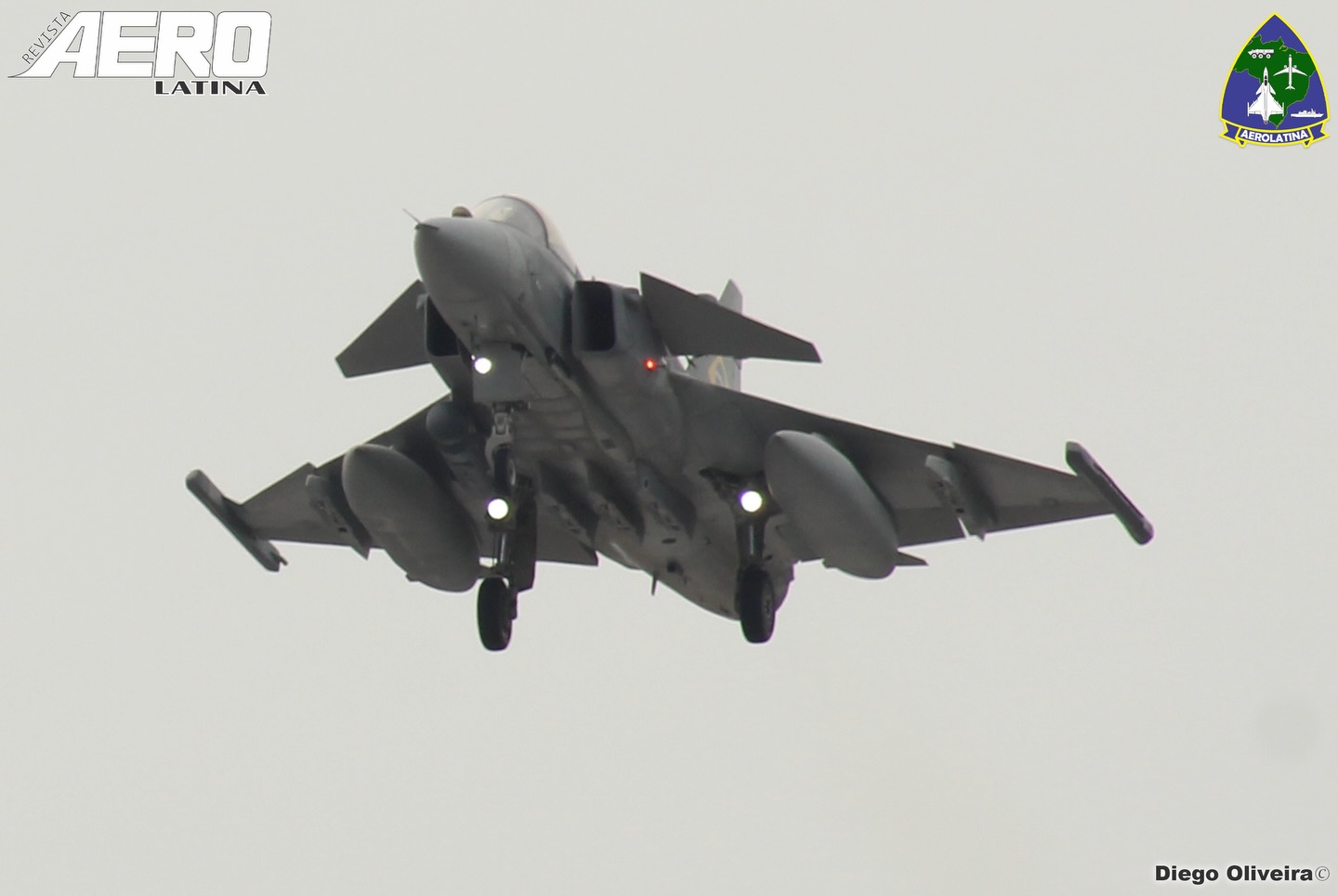 Caça F-39E Gripen FAB-4100 pousa em Natal (RN)
Nosso correspondente em Natal, Diego Oliveira, registrou a chegada surpresa do caça F-39E Gripen, matrícula FAB-4100, à Base Aérea de Natal nesta segunda-feira (19).
Até o momento, não há informações oficiais sobre o motivo da chegada da aeronave em solo potiguar.
O FAB-4100 foi o primeiro F-39E Gripen recebido pela Força Aérea Brasileira (FAB) em setembro de 2020 e atua como a principal plataforma de testes do programa de modernização da aviação de caça do Brasil, conduzido em parceria pela Saab e Embraer.