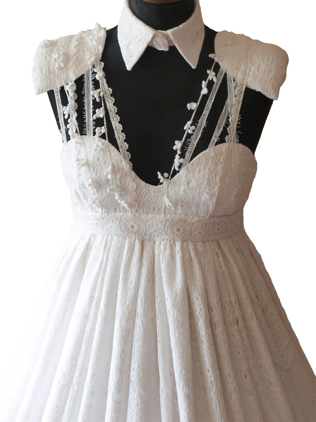 Cotton lace wedding gown with padded shoulders and shirt collar is ready-to-wear. You can wear both with crinoline and without it.
You are very welcome in our studio. 🤍
#lacebridaldress #oneofakind #tailoringdeconstructionofshirtandjacket #klarazidkova