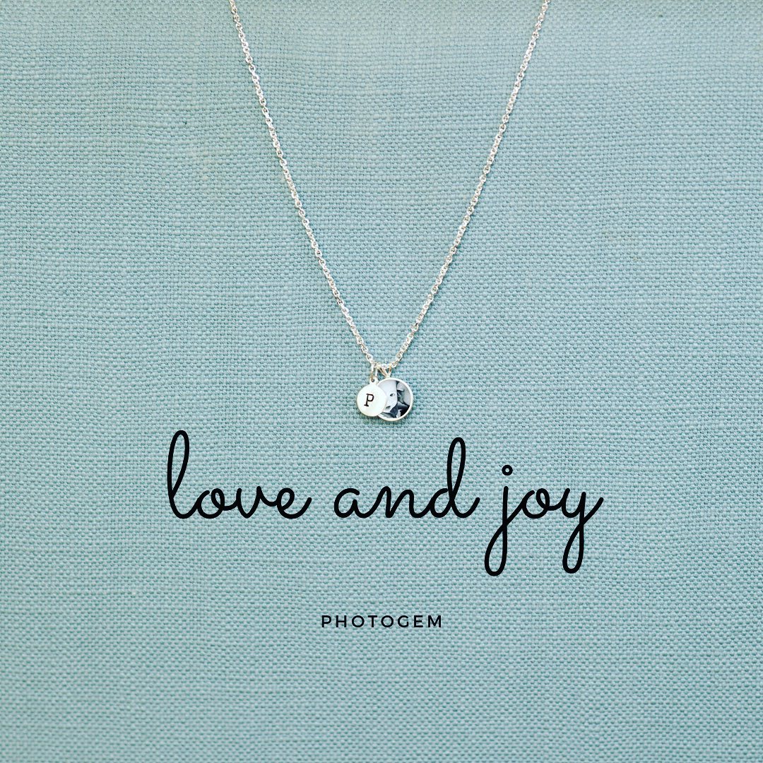 Do you know that Mother’s Day is coming up next! How will you celebrate your mum? Wouldn’t she love a photo of YOU?Follow the link in bio to get £5 off your first order👍
.
.
.
#personalisedgiftidea
#photojewellery
#oneofakind
#ideasformum
#howcanicelebratemum
#photogem
#bespokegifts