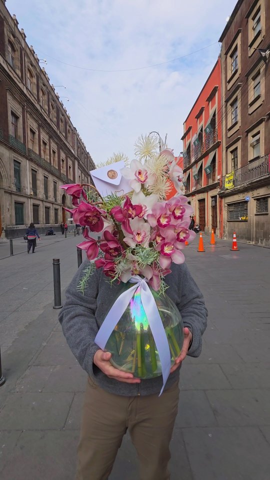 En el corazón del centro histórico, donde la historia del Palacio Nacional se entrelaza con la belleza eterna, florecen orquídeas que capturan la esencia de lo sublime. Un diseño floral que honra la tradición y celebra la elegancia de lo mexicano, fusionando el pasado y el presente en cada pétalo.
#OrquídeasConHistoria #PalacioNacional #ArteFloralMexicano #EleganciaEterna