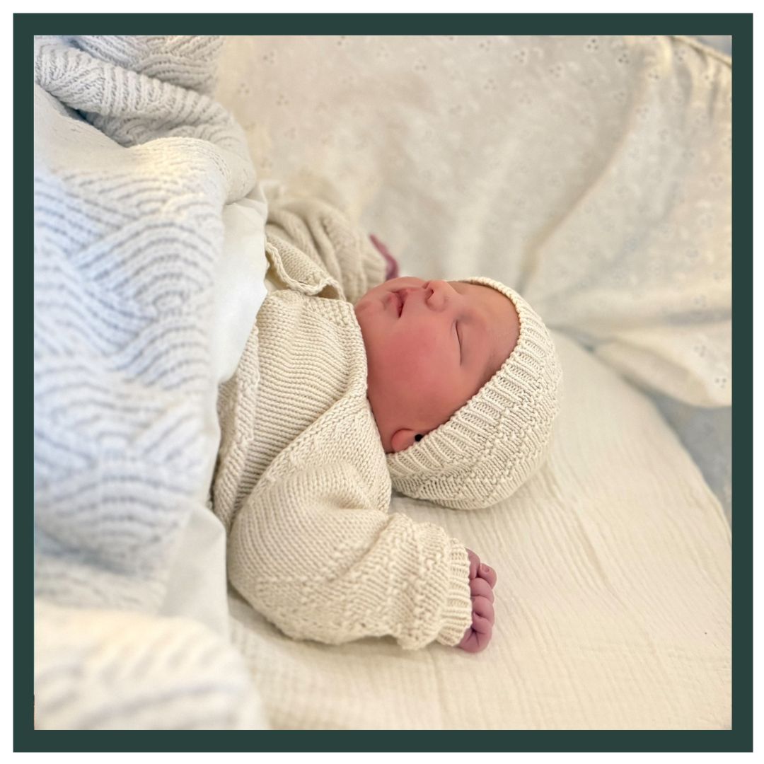 WELKOM FLORIS! 💙
Dit lieve ventje werd geboren op 30-12-2025 om 06:05 uur. Hij woog 4200 gram bij 39 weken en 6 dagen.
Floris heeft twee trotse grote zussen, Do & Florine. Zijn mama Renske en papa Mark leerde we in hun vorige zwangerschap kennen. Wat een feestje om ze ook dit keer weer te mogen begeleiden!
Renske is heel goed in zwanger zijn, 😉 dus tijdens de controles konden we vaak gewoon gezellig bijkletsen! Deze zwangerschap was wel wat zwaarder dan ze van de vorige keren gewend was. Ze had wat meer last van fysieke ongemakken, maar deze mama is een bikkel! Ze probeerde te blijven bewegen en kwam de dag voor haar bevalling nog op de fiets naar het spreekuur! 🚲 Ondanks dat dit de 3e keer was, probeerde ze heel bewust te genieten van het zwanger zijn en tijd voor zichzelf vrij te maken. Ook dit keer bereidde ze zich goed voor op de bevalling, en dat heeft geholpen!
Op 29-12 zag Renske Joyce op het spreekuur. Ze grapte nog dat ze elkaar die avond wel zouden zien, want Joyce was bij de vorige bevalling aanwezig, en ging na haar spreekuur de dienst in. Dat grapje werd waarheid, want die nacht ging de telefoon! 📞 Renske was wakker geworden met weeën en herkende het van de vorige keer, dus Joyce sprong direct de auto in. 🚗 Renske zat op handen en knieën over de yogabal, terwijl Mark haar rug masseerde. Hoewel het plan was om naar het ziekenhuis te gaan voelde dat nu niet meer goed, dus besloten we thuis te blijven. Toen Renske misselijk werd van het hangen kwam ze op bed liggen, waar spontaan haar vliezen braken. 💦 Direct daarna kreeg ze persdrang, en slechts een paar minuten later pakte ze zelf een prachtig kindje aan! Na de eerste tranen van ontlading ontdekte Renske & Mark samen wat het geslacht was van dit kindje: na twee mooie dochters hebben ze nu ook een zoon! Er volgen nog veel meer tranen van geluk! 🥰 Daar kreeg de verloskundige stiekem ook vochtige oogjes van! 🥹
Zijn twee grote zussen mochten al gelijk even komen kijken en vonden het reuze interessant! 🤩
Lieve Renske, Mark, Do en Florine, van harte gefeliciteerd met jullie zoon en broertje! Geniet van jullie prachtige gezin! Veel liefs, team LEV. 🤎
#babyboy #geboorte #thuisbevalling