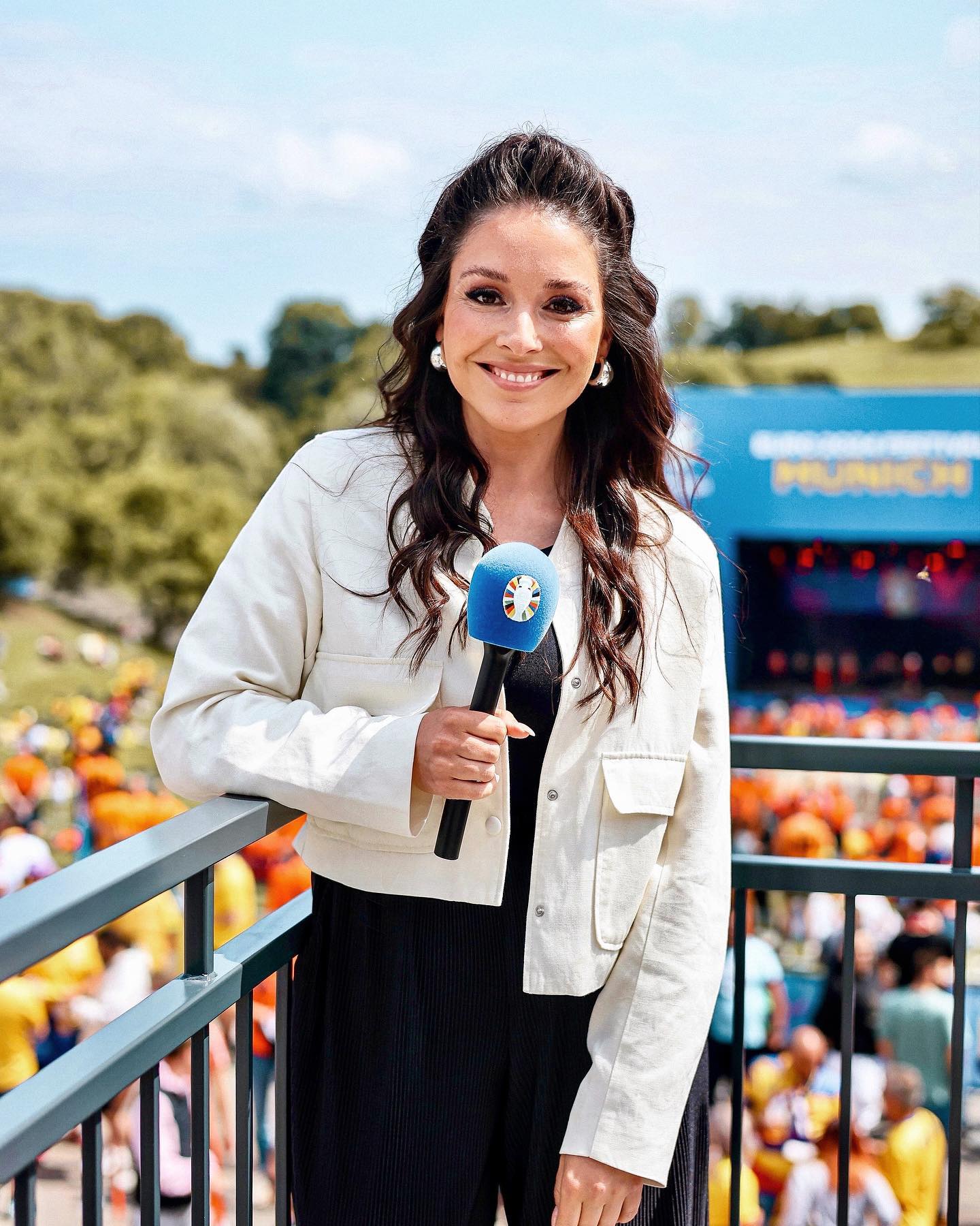 𝐈𝐭’𝐬 𝐚 𝐰𝐫𝐚𝐩! 𝐓𝐡𝐞 #𝐄𝐔𝐑𝐎𝟐𝟎𝟐𝟒 𝐢𝐬 𝐢𝐧 𝐭𝐡𝐞 𝐛𝐨𝐨𝐤𝐬 𝐚𝐧𝐝 𝐟𝐨𝐨𝐭𝐛𝐚𝐥𝐥 𝐡𝐚𝐬 𝐰𝐨𝐧! ⚽️🏆🇩🇪
Looking back at four amazing weeks filled with energetic football vibes and thrilling matches, I am more than thankful for being a part of this European Championship as a host and reporter.
𝐖𝐡𝐚𝐭 𝐫𝐞𝐦𝐚𝐢𝐧𝐬? A well-deserved winner Spain, who did many things right, and a @dfb_team that unfortunately had to say goodbye far too early but finally showed off as a #team. A team that made us want to watch German football again. A team that has managed to create a new sense of excitement after so long. I hope this collective feeling will carry us far beyond this football year, on and off the pitch.
Thanks UEFA, for your trust and the great team effort! But more importantly, thank you fans! You were the ones who made this tournament special and turned it into my personal “Sommermärchen”.
𝐓𝐡𝐚𝐧𝐤 𝐲𝐨𝐮 #𝐄𝐔𝐑𝐎𝟐𝟎𝟐𝟒! 🙏🏼
𝐇𝐨𝐰 𝐰𝐢𝐥𝐥 𝐲𝐨𝐮 𝐫𝐞𝐦𝐞𝐦𝐛𝐞𝐫 𝐭𝐡𝐞 𝐇𝐄𝐈𝐌-𝐄𝐌? ✨
#Unitedbyfootball #Fußball #Germany #DFBTEAM #sports #host #sportmoderatorin #womeninsports
📸: @jasminwalterphoto