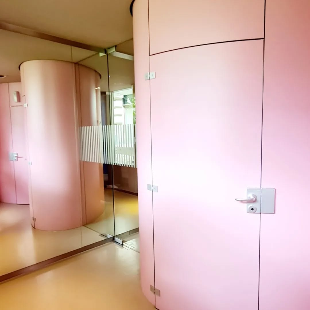 Banheiro rosa,com paredes orgânicas.Show! #bardomuseu #plafonddesign