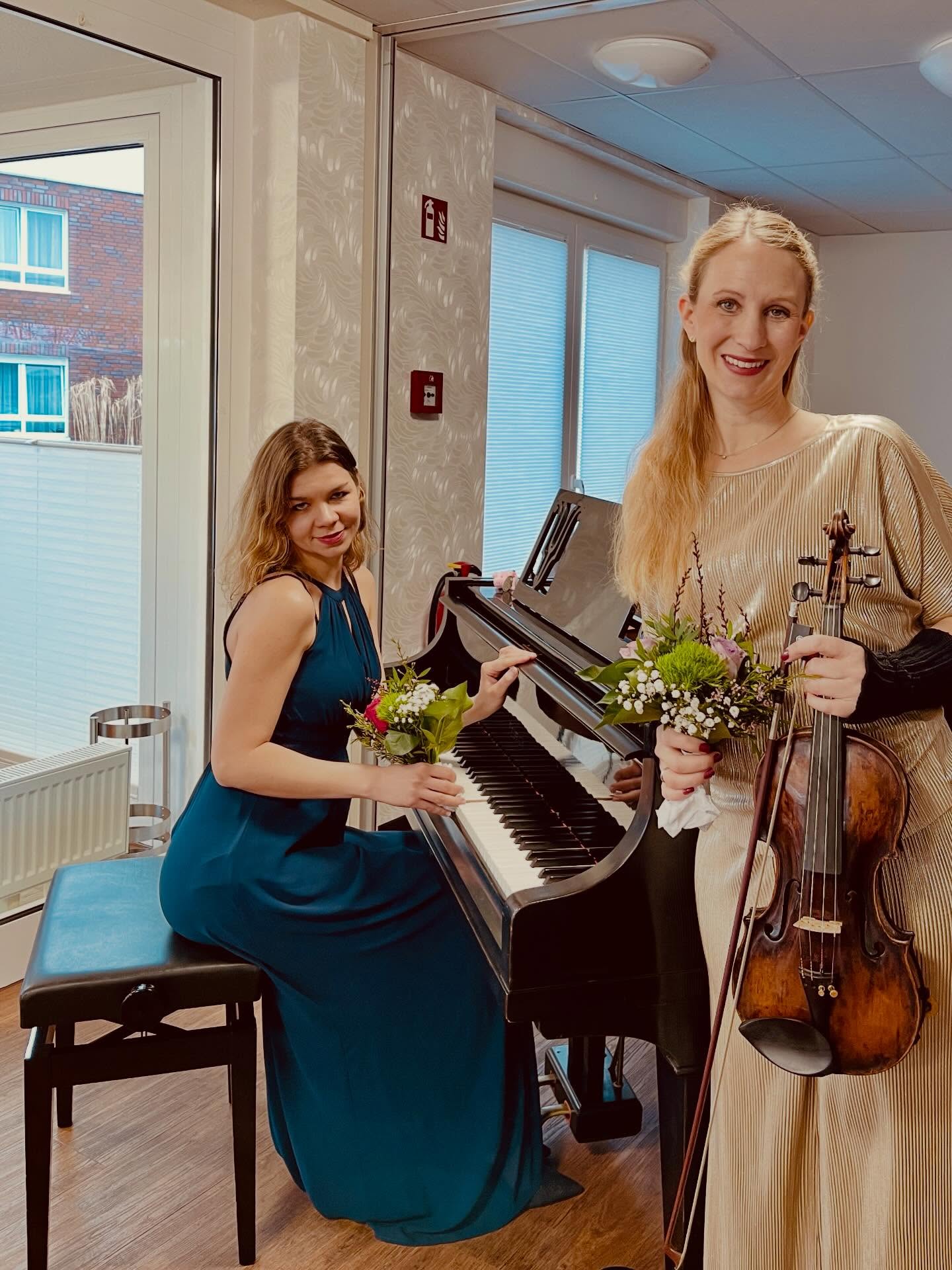 Das war so ein schönes, kleines, feines Konzert am Vormittag in Reinbek mit @anastasiia_vocal_coach.
Das ist vielleicht das Schönste am Beruf eines Musikers, wenn man die Herzen der Menschen so berührt und ihre Dankbarkeit direkt erlebt 🤎 🎻 🎹