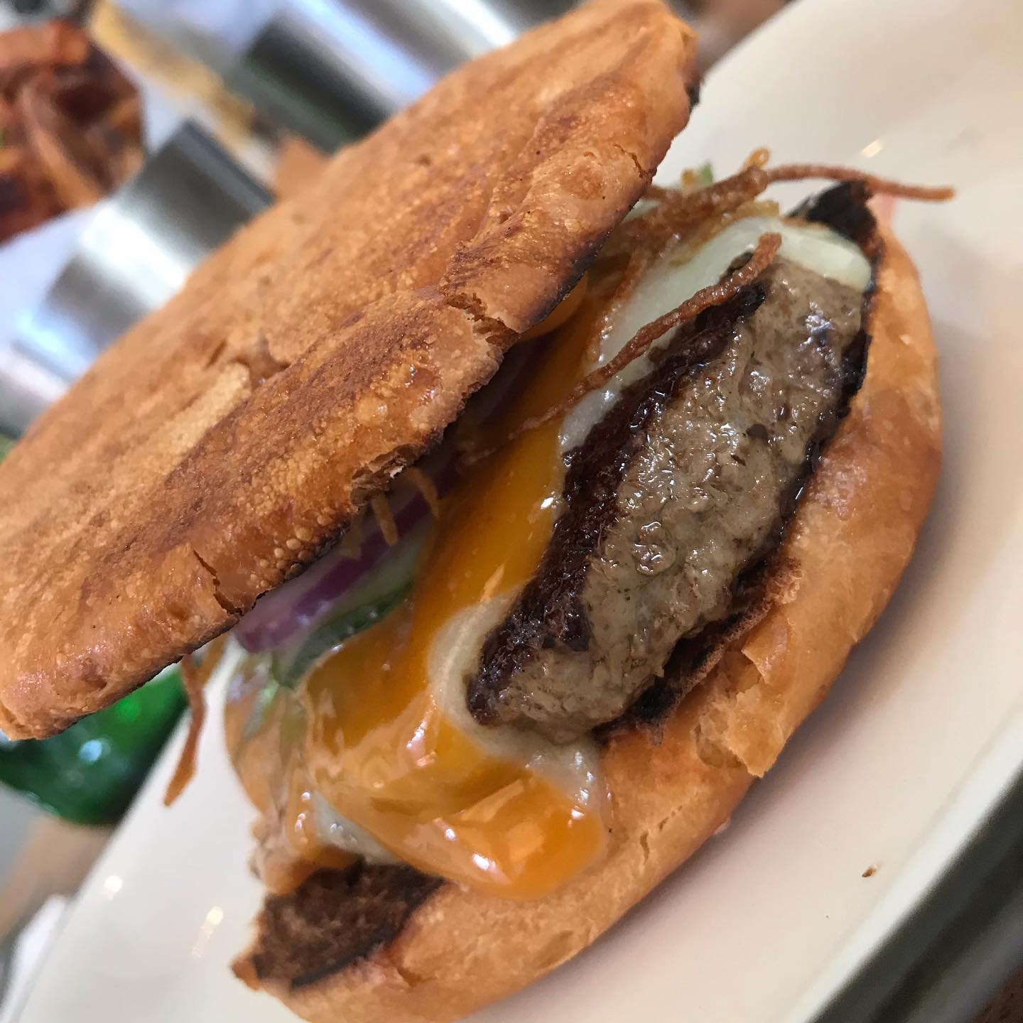 Um dos lindos hambúrgueres que encontrei no @barsardinenyc MA-RA! #nycburguer #vixiengordei