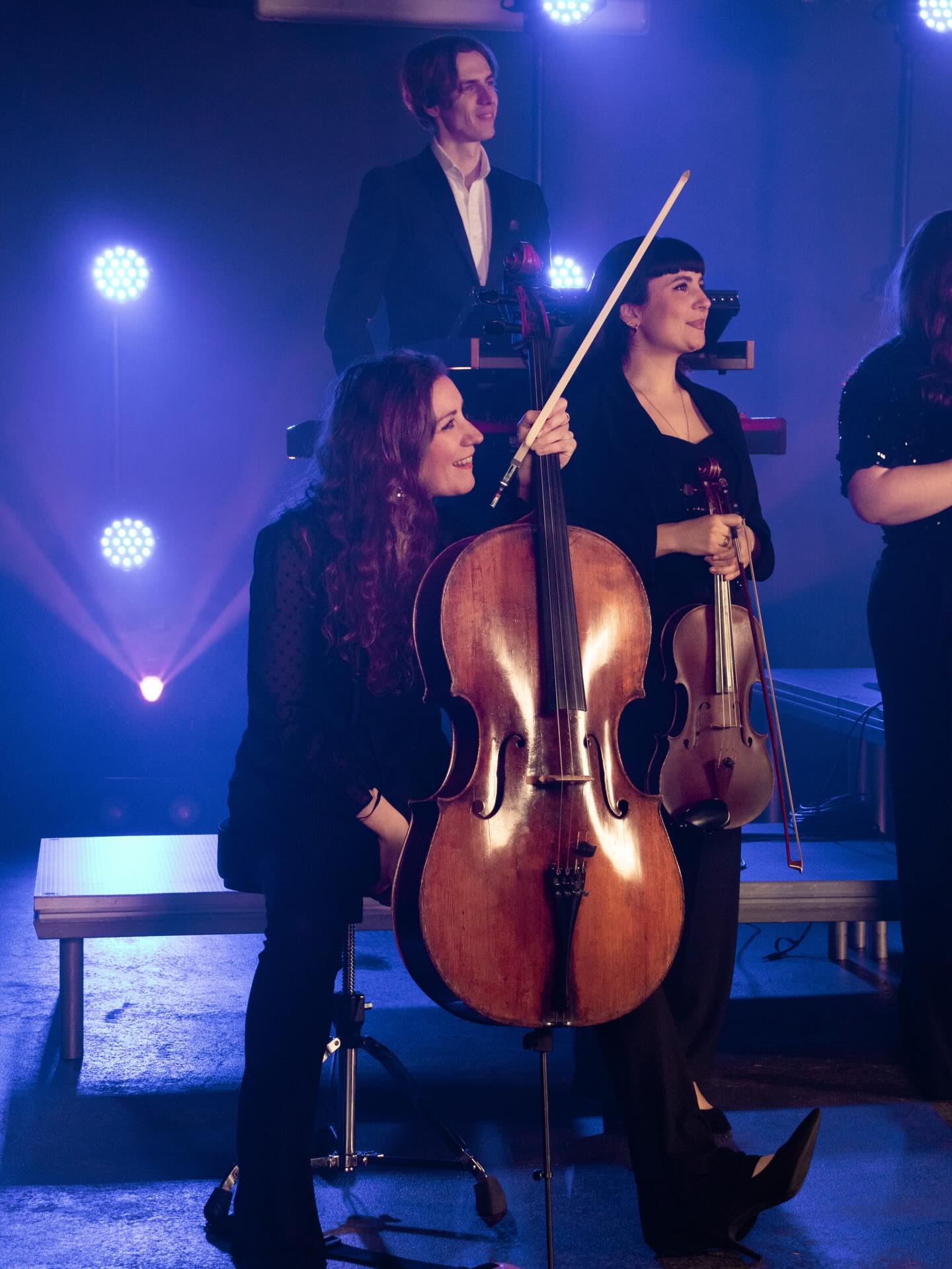A little peek behind the scenes of an exciting shoot last weekend with @lpcollectiveuk 🎉 🎥 📸
Watch this space! 🎻
#band #musician #cello #strings #filming