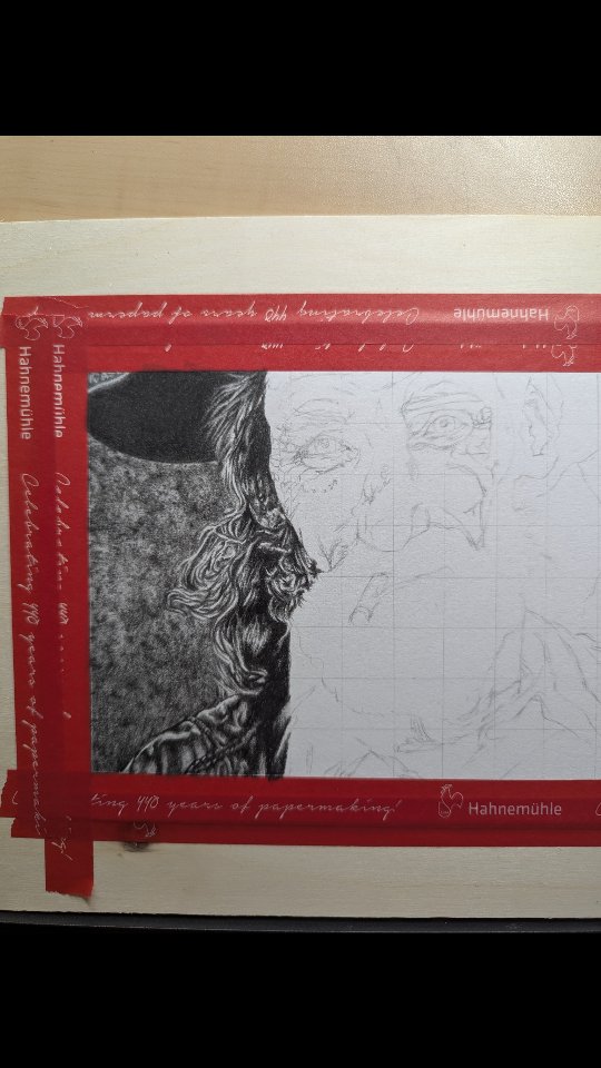 Ich habe ein Set Pitt Graphit matt von einer lieben Künstlerin zu Weihnachten geschenkt bekommen und versuche mich damit gleichzeitig in kleinen Schritten dem Photo-, später auch dem Hyperrealismus anzunähern. Das möchte ich zwar nicht bei jedem Bild umsetzen, ist aber schon länger ein Wunsch das zu beherrschen. Es ist schon sehr langwierig und dabei muss ich ja noch gar nicht jede Pore und jedes Haar zeichnen. Aber wer mich kennt, der ahnt es bereits, dass ich da voll in meinem Element bin.
Mal sehen wie weit ich morgen komme.
#portritart #fabercastellart #realisticart #blackandwhiteart #myownartology