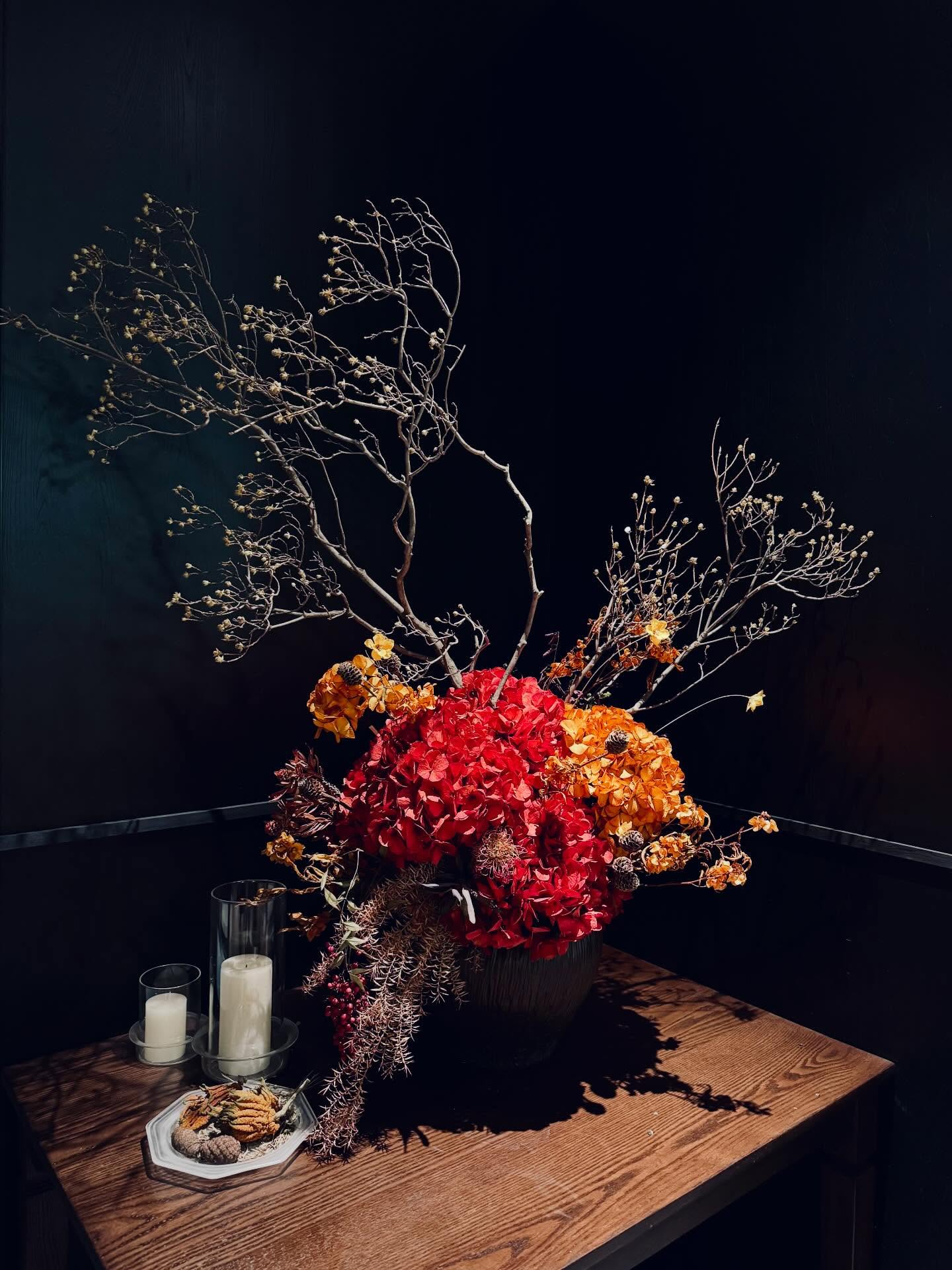 The third session of the Aesthetic Living Workshop was held in Beijing this weekend. After a night of snow ❄️, we gathered in a traditional tea house to explore how to care for ourselves through sensing and experiencing beauty.
Because self-care looks different for everyone, we used sensory-based creative practices to reconnect with our inner needs and lived experiences. Creating time and space to pause, feel, and reconnect is essential for moving forward with clarity and a sense of lightheartedness.
We closed with a traditional tea ceremony 🍵, tasting and inhaling the aroma of Chinese rock tea, feeling both relaxed and rejuvenated as we welcomed the Year of the Fire Horse 2026🐴✨
#aesthetics #workshop #beauty #selfcare #creativity