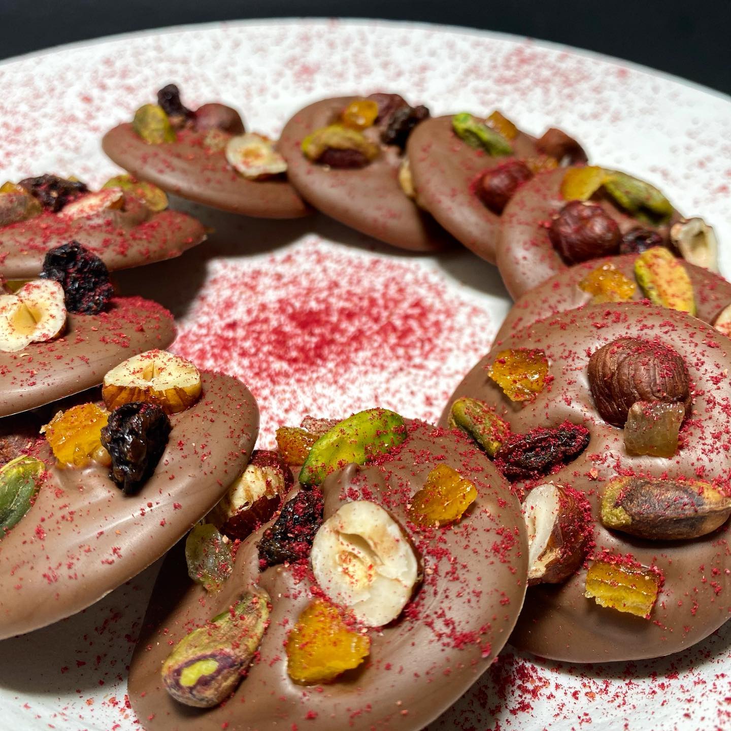 Mouthwatering Belgian milk chocolate Mendiants.
A mendiant is a traditional French confection popular at Christmas. Composed of a chocolate disk studded with nuts and dried fruit, representing different monastic orders.
.
.
.
.
.
.
.
.
#partyathome #privatecheflondon #instafood #londondfoodie #privatedininglondon #foodpics #cateringlondon #dinnerparty #foodporn #dulwich #hernehill #clapham #yrevents #catering #privatecheflondon #londoncatering #luxurydinner #weddingdinner #weddingcelebration #homemade #mendiantsauchocolat #christmasiscoming #chocolatelover