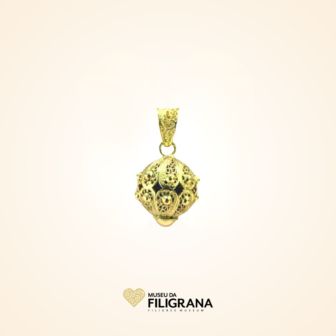 Anselmo 1910 apresenta na loja do Museu da Filigrana, o pendente de filigrana "chamador de anjos".
Presenting at The Filigree Museum Store the gold plated sterling silver filigree pendant "Angel Caller".
#pendente #pratadourada #filigrana #manual #angelcallers #new #celtic #mysticaljewelry #handmade #filigree #sterlingsilver #pendant #chamadordeanjosprata