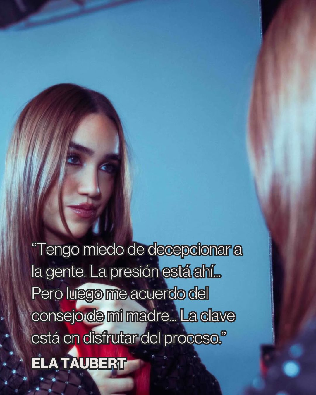 Ela Taubert pone palabras a una sensación compartida por muchas artistas jóvenes: el miedo constante a decepcionar. La presión está ahí, latente, acompañando cada decisión y cada paso público. No tanto por falta de seguridad, sino por la expectativa que se acumula alrededor cuando todo empieza a ir rápido.
En su caso, el anclaje llega desde un lugar íntimo y cotidiano. El consejo de su madre —la clave está en disfrutar del proceso— funciona como recordatorio y como refugio. No todo tiene que ver con resultados, cifras o validación externa. A veces, sostenerse pasa por volver a lo esencial: hacer, aprender y crecer sin perderse en el intento.