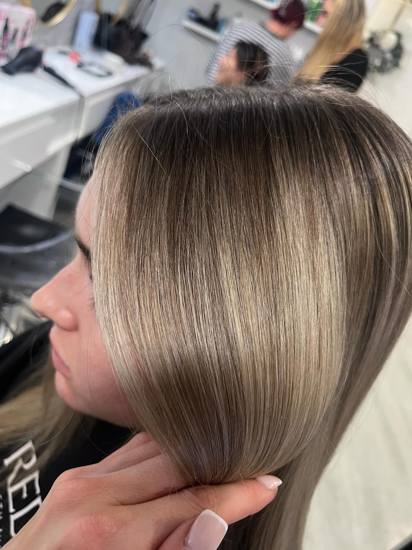 Money piece, root tap & toner 🔥
This look was created by Ellie to blend out regrowth from a previous colour 🤍
➡️ Swipe to see the process
☎️ 01322292999
#redken #redkenshadeseq #redkenobsessed #redkencolor #redkenflashlift
