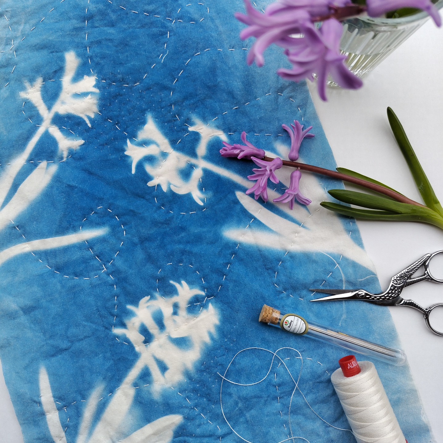 I decided to give this a nice little spot on the grid after realizing that I only shared in stories a couple of weeks ago!
I created this sweet mini quilt to commemorate spring, but I also wish that I could have a perpetual cup of picked-by-four-year-old hand hyacinth for the rest of my life ๐ฅน
๐ชป๐ชป๐ชป๐ชป๐ชป
I used...
@aurifilthread 12wt cotton thread to add tiny little bumbling beelines for the quilting.
@artgalleryfabrics Pure Solids in White Linen. I love how the tighter weave results in a more dense appearance when #cyanotype printing ๐