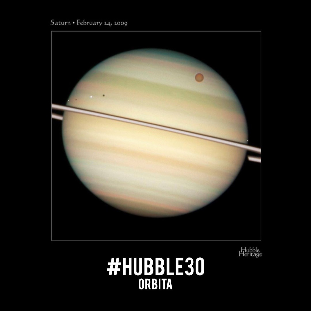 #SATURNday, il tuo Saturday dedicato al Signore degli anelli in compagnia di #ORBITA ! #hubble30
Con questo primo piano Hubble ha catturato il transito su Saturno di diverse delle sue lune.
In alto a destra si può osservare Titano, il più grande satellite del gigante gassoso, più grande anche di Mercurio.
Le altre lune visibili di colore bianco sono (da sinistra a destra) Encelado, Dione e Mimas con le rispettive ombre.
La fascia scura che attraversa la faccia del pianeta, leggermente sopra gli anelli, è l'ombra degli stessi proiettati sul pianeta.
Con il termine transito si intende il passaggio di un pianeta davanti al disco del Sole o di un satellite davanti al pianeta intorno a cui esso orbita. Dal nostro pianeta si possono osservare soltanto i transiti di Mercurio e Venere, le cui orbite sono interne a quella terrestre. Essendo più vicino al Sole, Mercurio ha transiti assai più frequenti (13 ogni 100 anni) di Venere (3 dal 1800 al 2010). Image credits: @hubbleesa @nasahubble ·
·
·
·
#space #astronomy #astrophotography #saturn #esa #nasa #hubble #hubble30anniversary