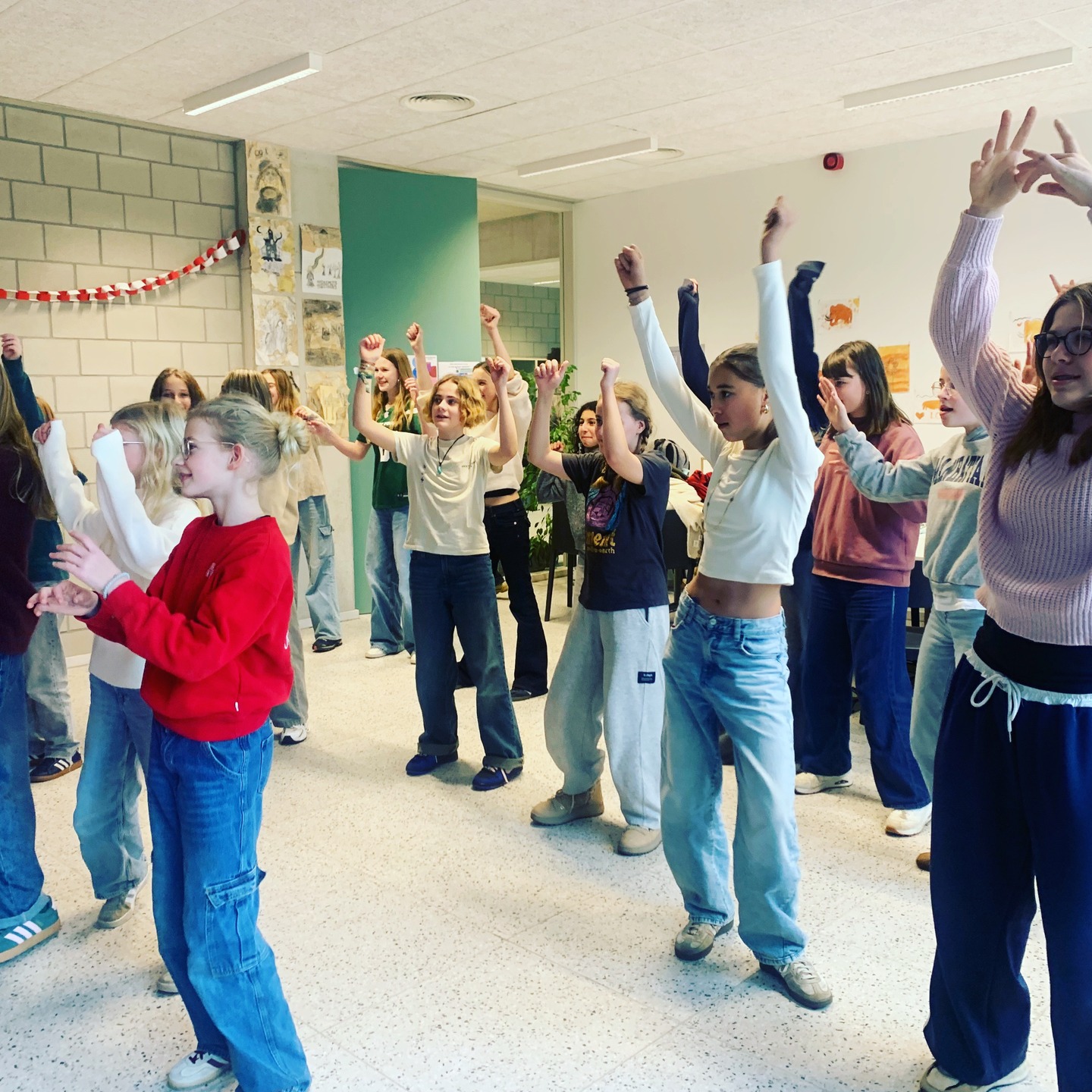 🔊🎶 Bewegen tijdens de middagpauze? Zeker weten!
De middagpauze is het ideale moment om actief te zijn — en dat hoeft niet altijd op dezelfde manier.
Onze leerlingen van de 3e graad organiseerden een energieke ‘Just Dance’-middag voor de leerlingen van campus Oostakker.
Samen bewegen, plezier maken en even helemaal losgaan! 🙌✨