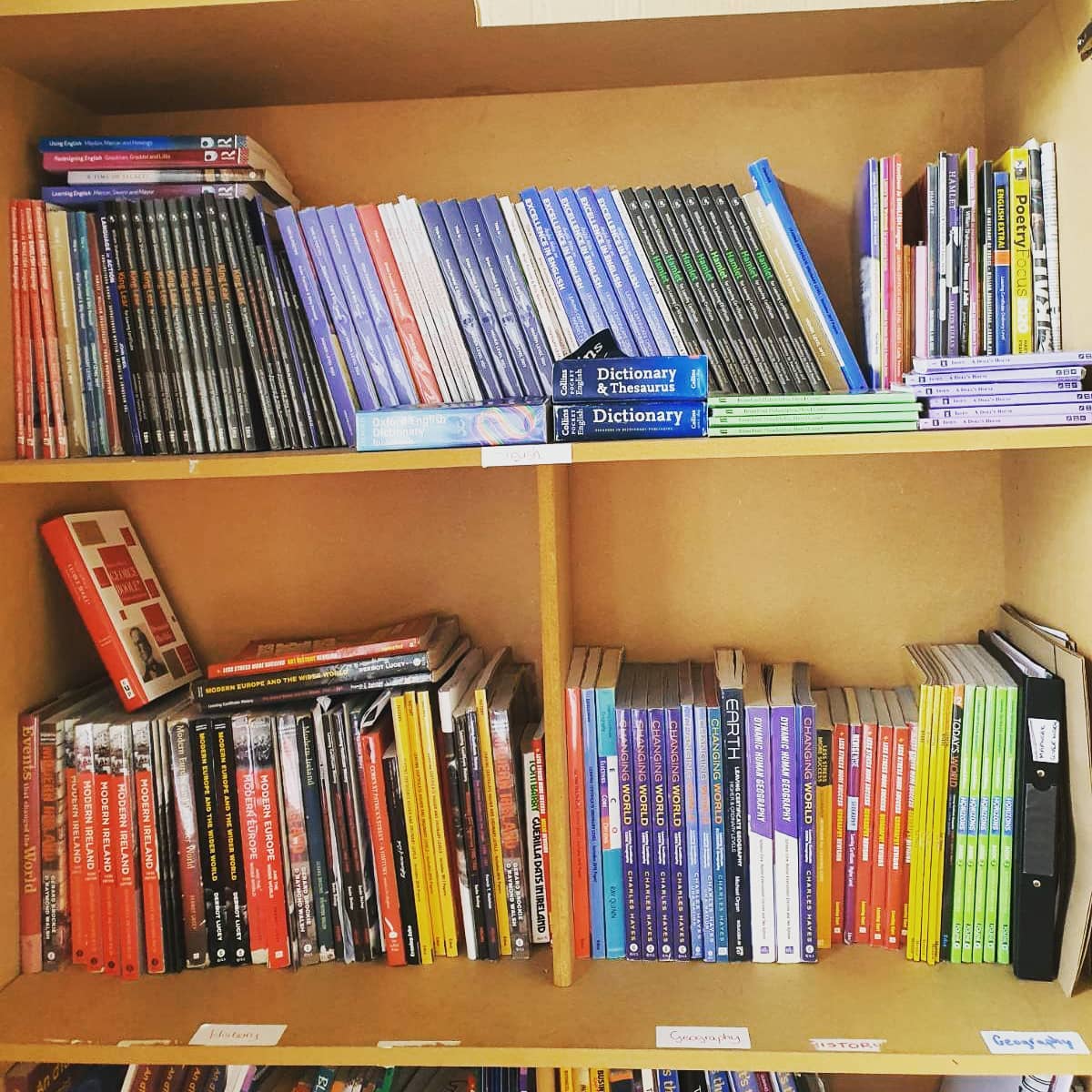 Classes are finished, the sun is (finally) out, and things feel quite peaceful. Time to figure out what books we need to stock up on!
📚 📚 📚