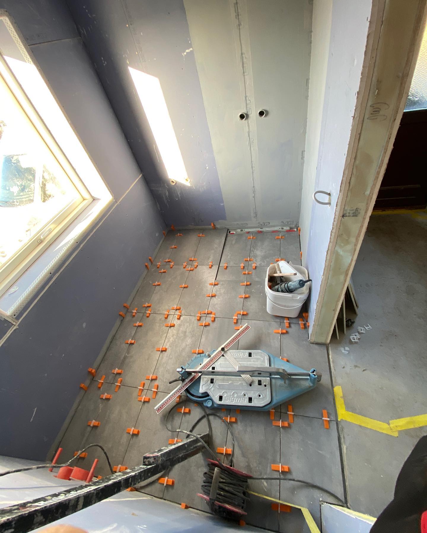 Claus murer knokler med fliserne, Claus maler knokler med maling af loft og vægge 👏👏👏 #halsnæsmalerfirma #cjmurer #nordsjælland #vvskraft #håndværker #renovering